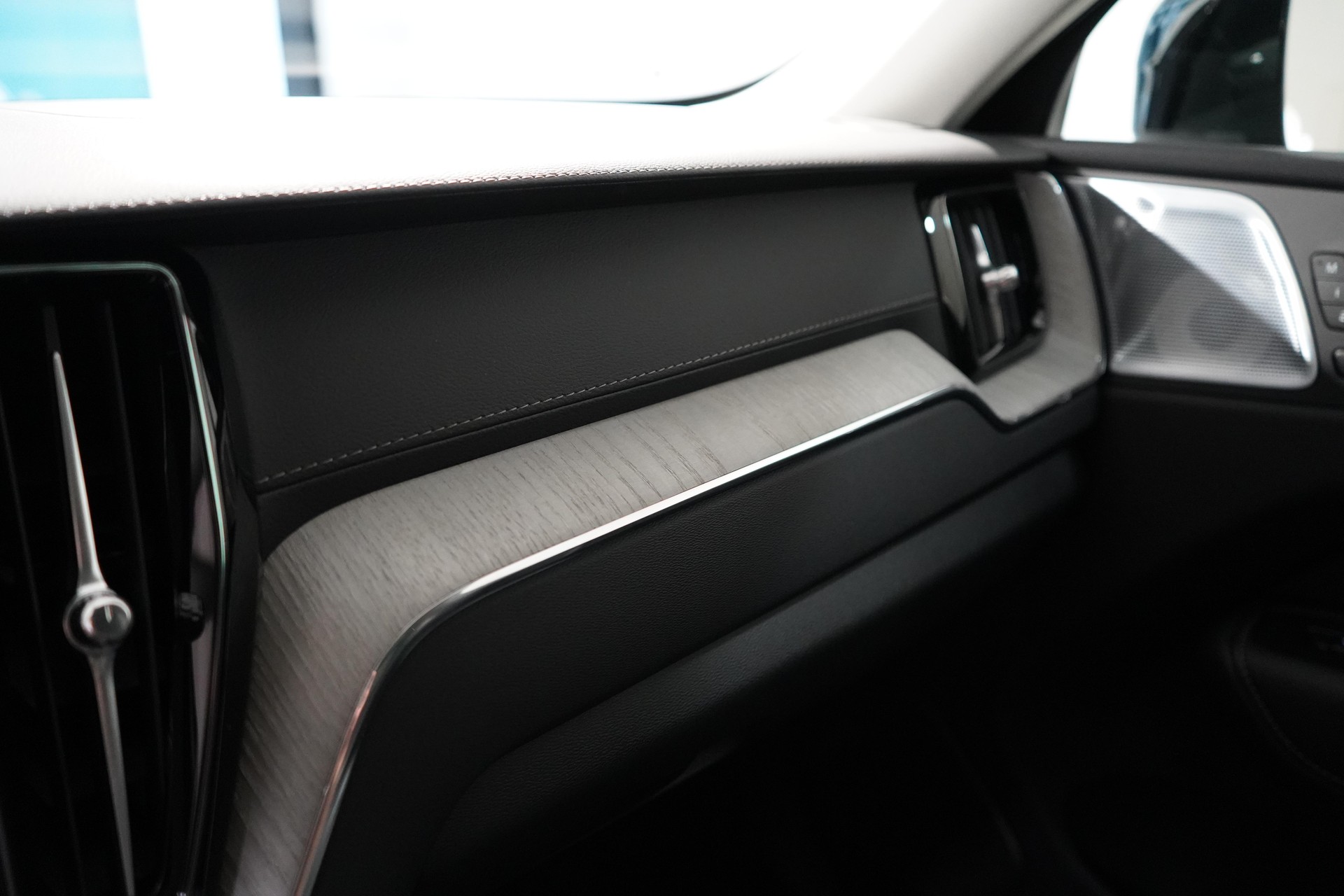 VOLVO XC60 2.0 T8 TE XCLUSIVE Ultra Dark eAWD-image-17