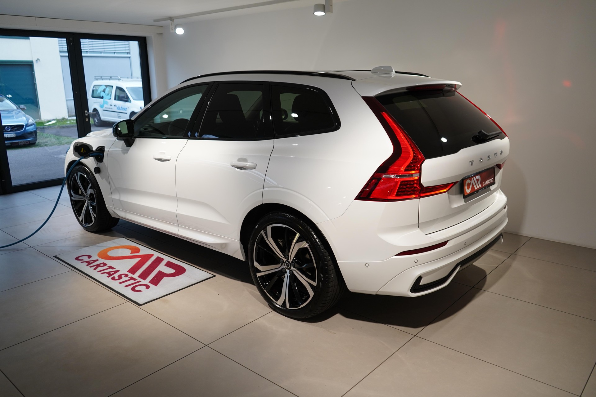 VOLVO XC60 2.0 T8 TE XCLUSIVE Ultra Dark eAWD-showroom-element-2