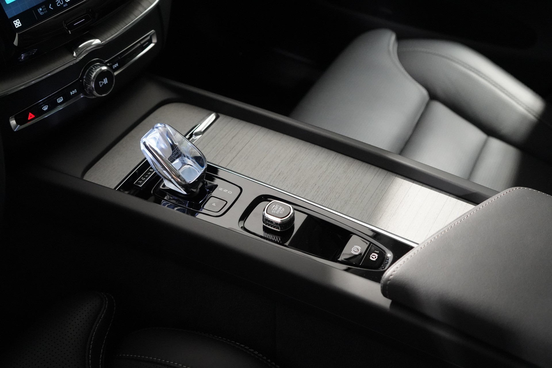 VOLVO XC60 2.0 T8 TE XCLUSIVE Ultra Dark eAWD-image-11