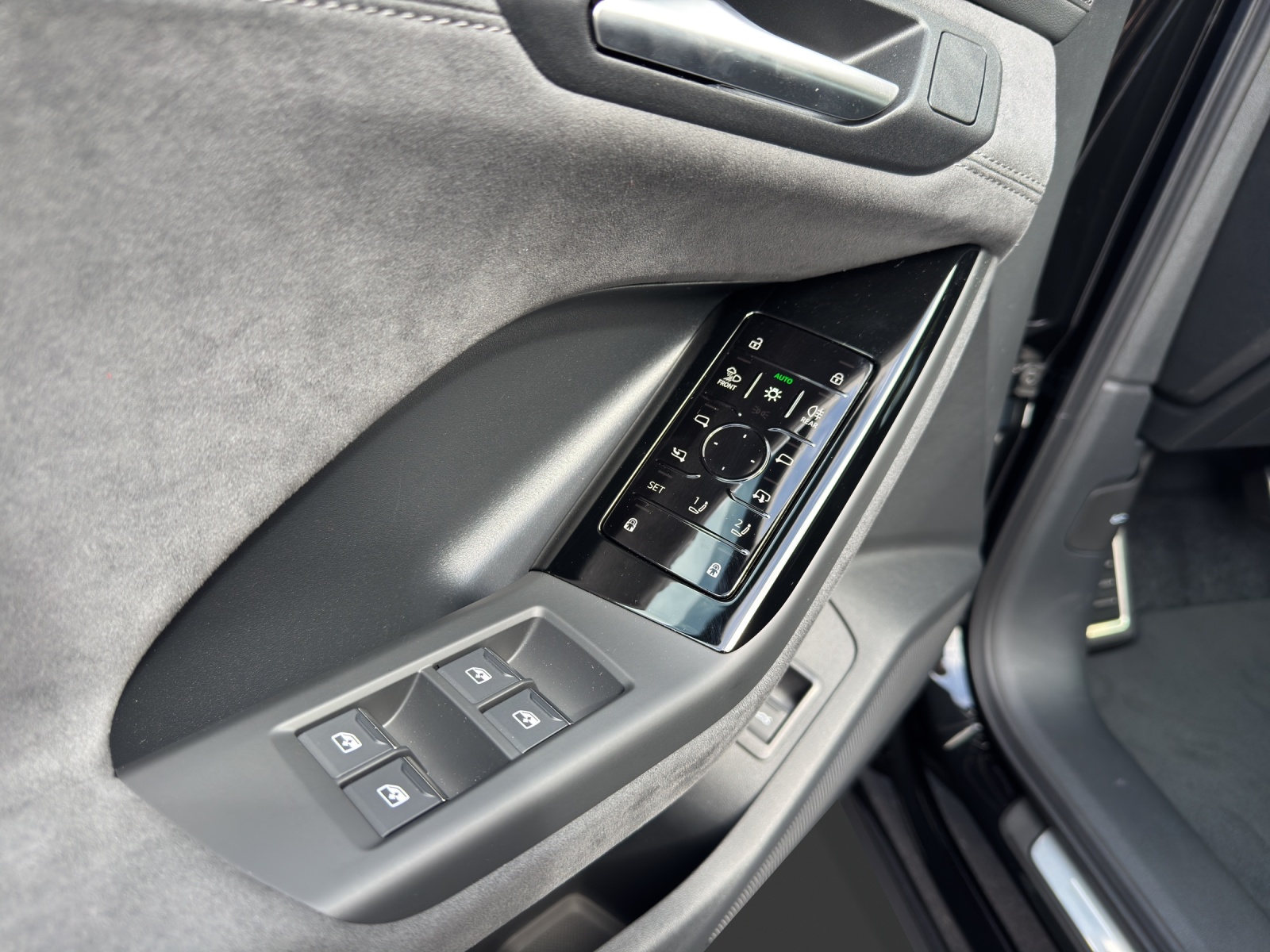 AUDI Q6 e-tron quattro-image-15