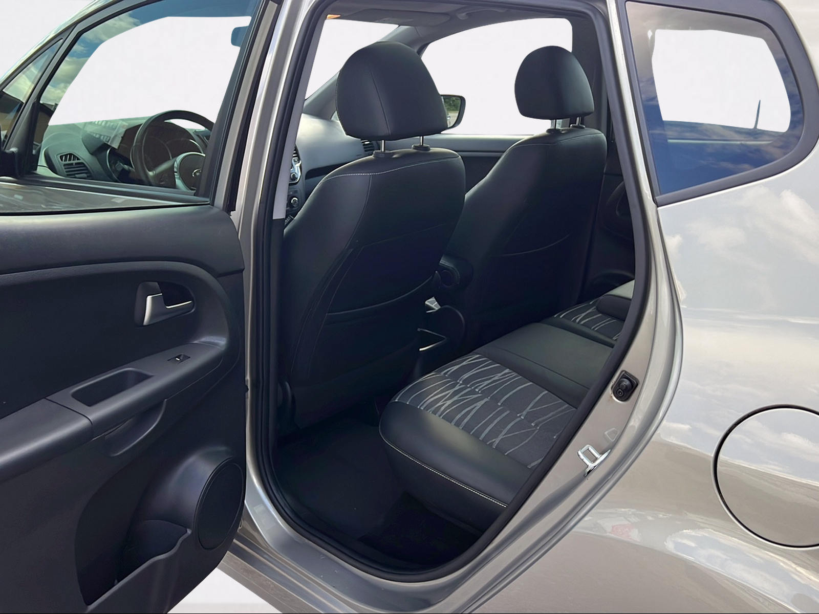 KIA Venga 1.6 CVVT Swiss Champion Automatic-image-12