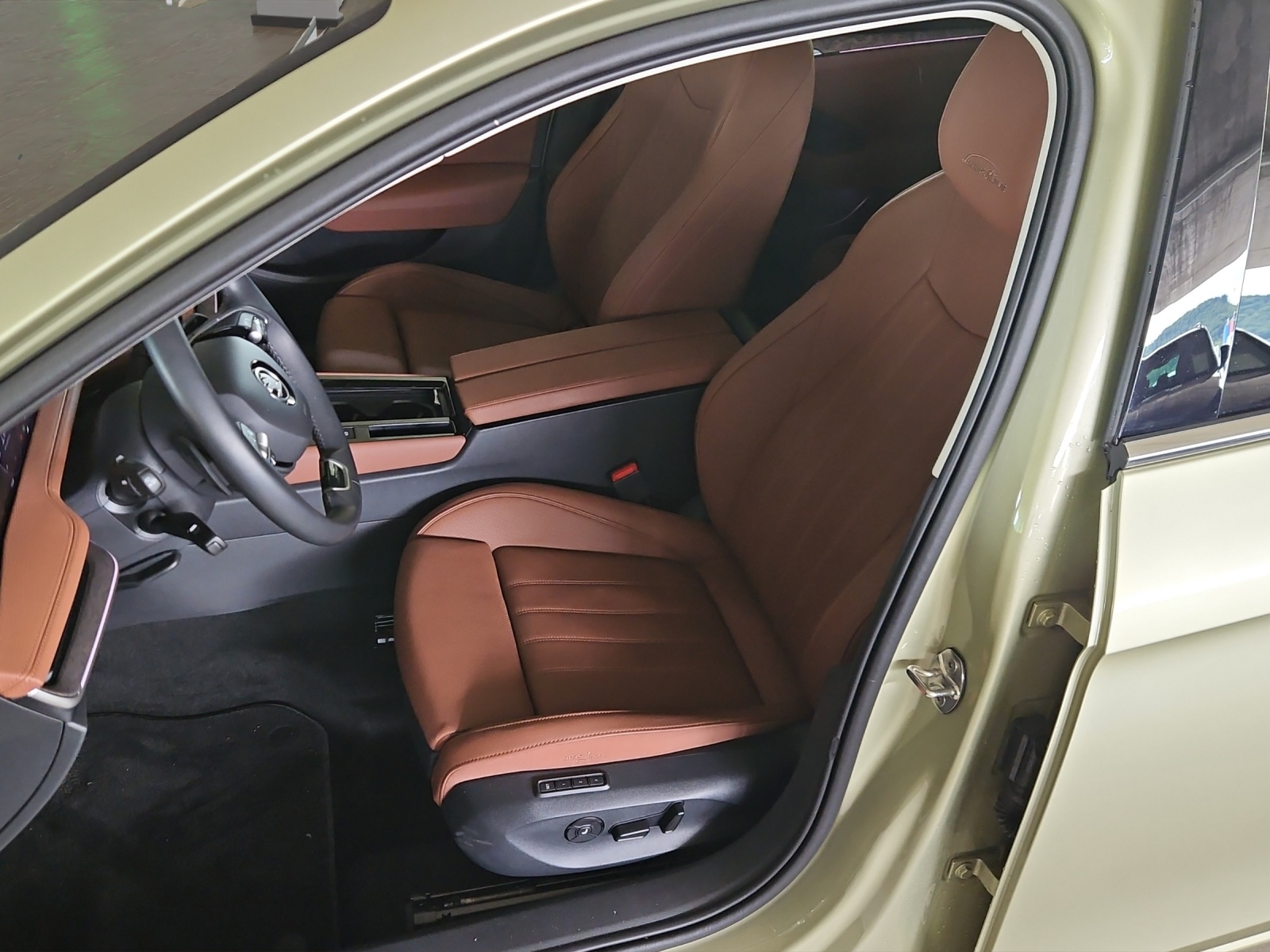 SKODA Superb Combi 2.0 TDi L&K 4x4 DSG-image-7