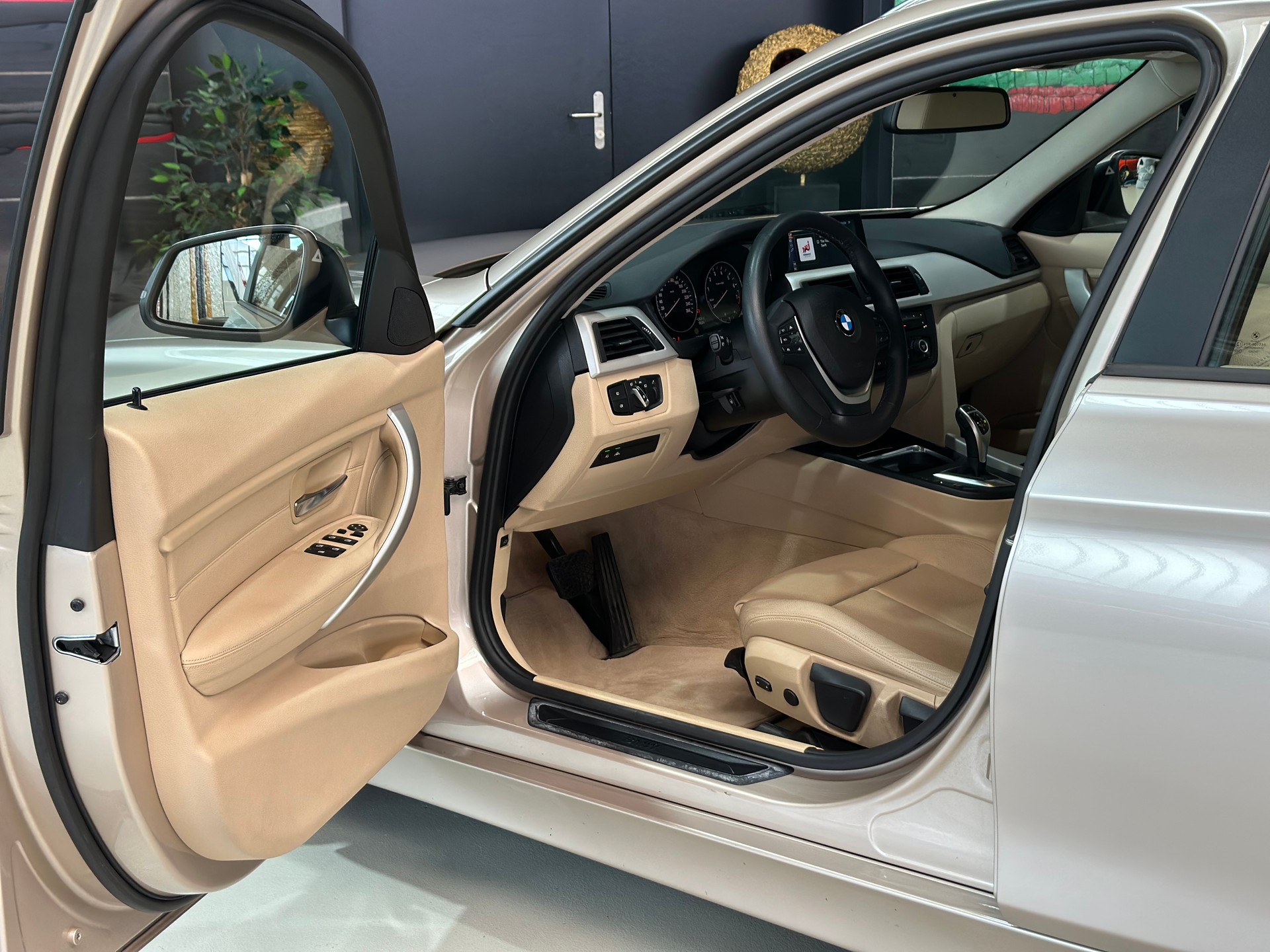 BMW 320i xDrive Touring Modern Line Steptronic-image-10