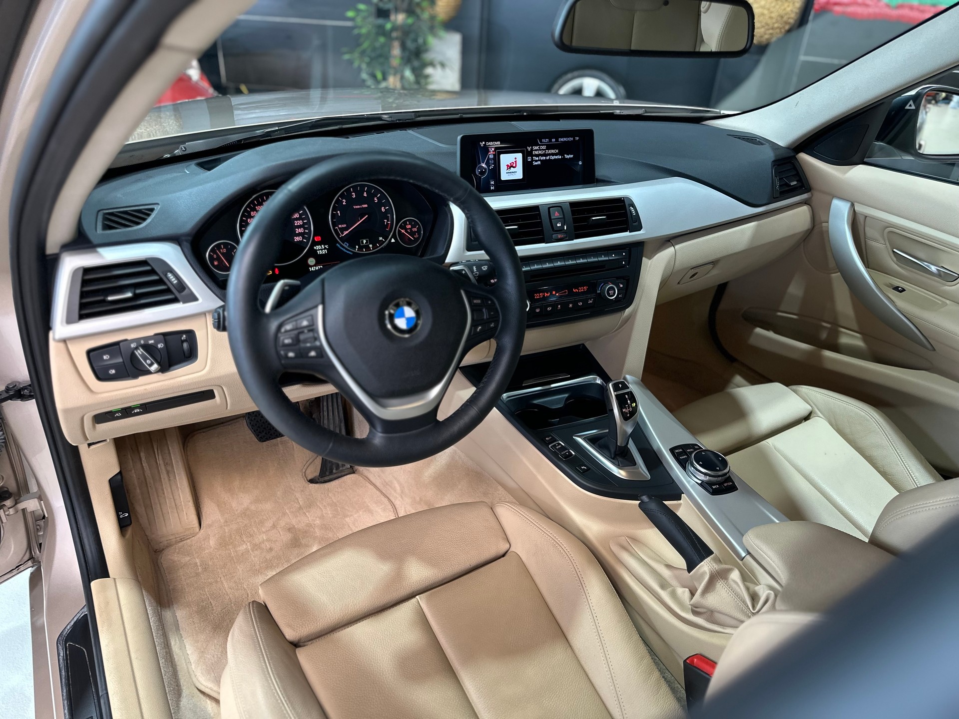 BMW 320i xDrive Touring Modern Line Steptronic-image-11