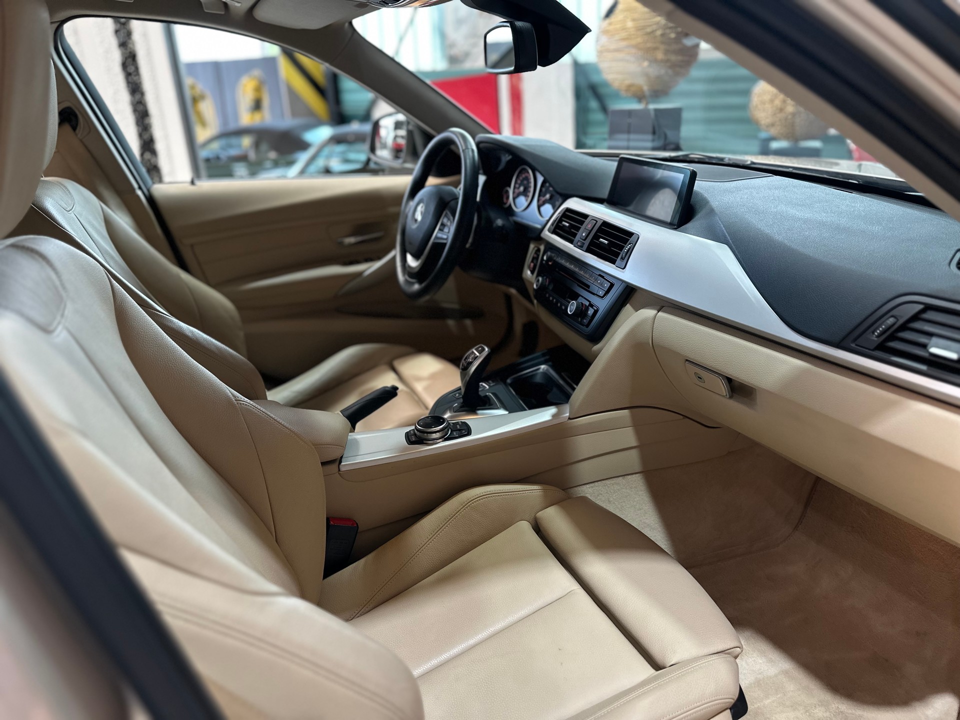 BMW 320i xDrive Touring Modern Line Steptronic-image-9