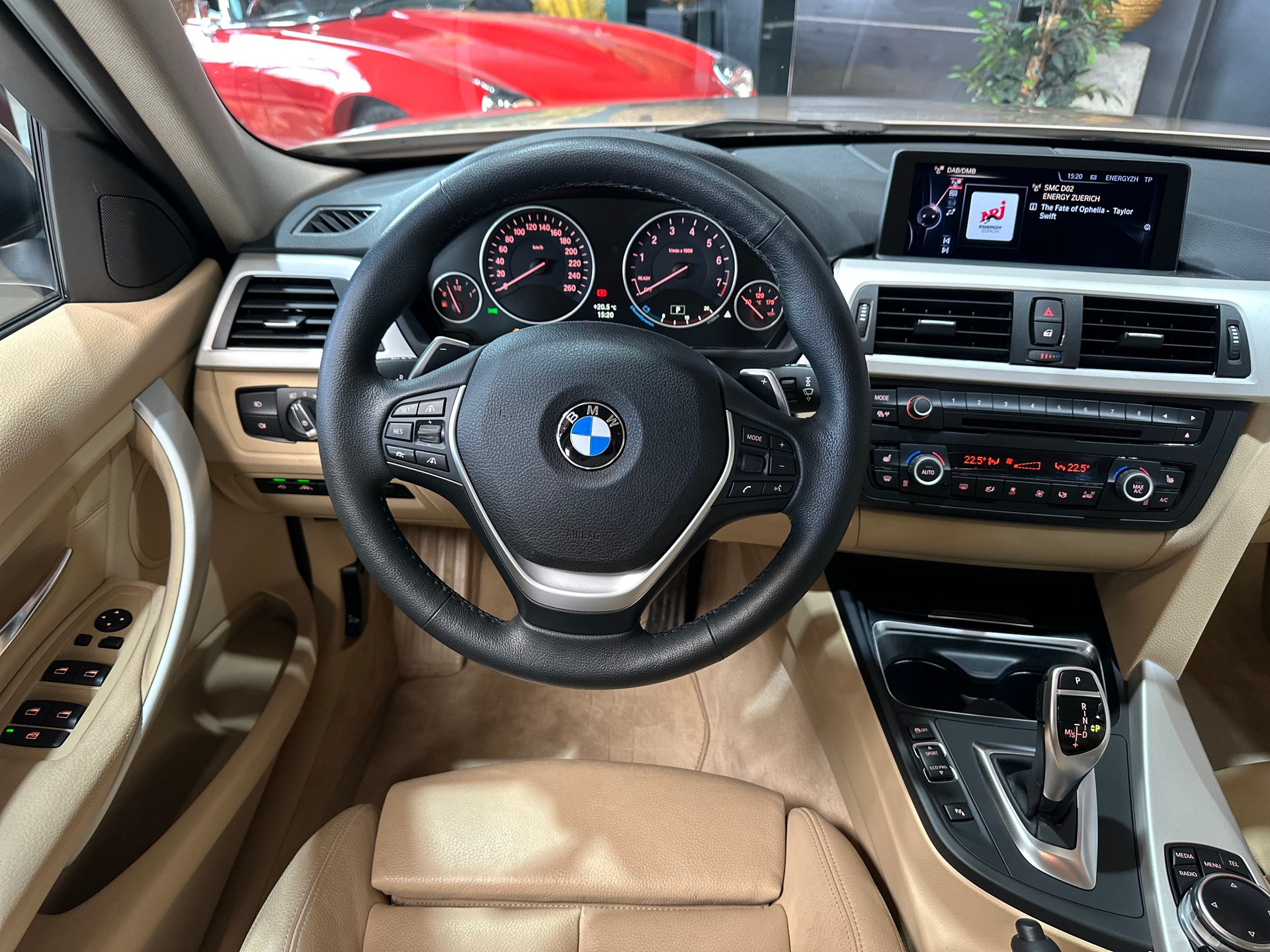 BMW 320i xDrive Touring Modern Line Steptronic-image-12
