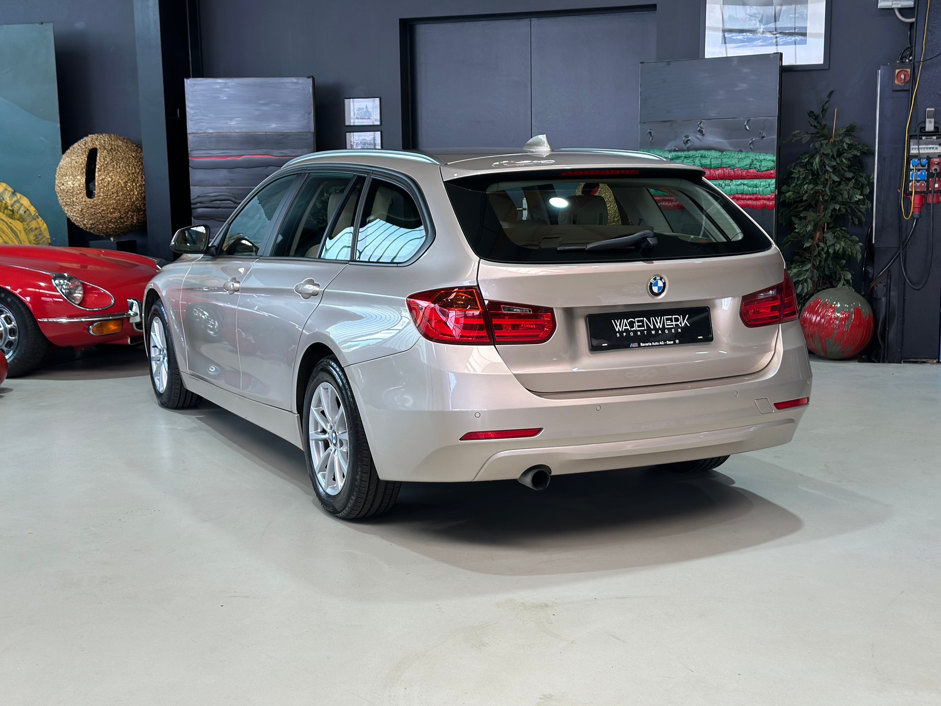 BMW 320i xDrive Touring Modern Line Steptronic-image-5