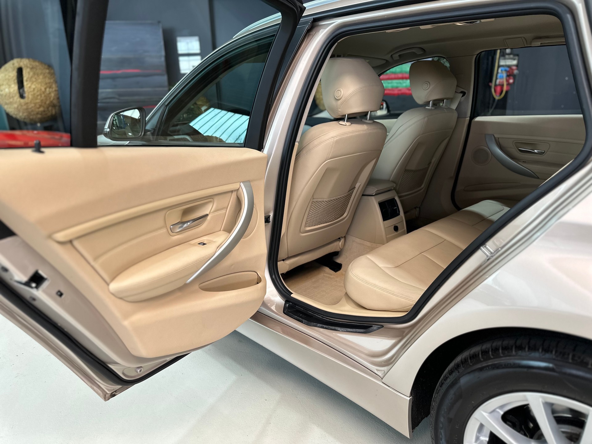 BMW 320i xDrive Touring Modern Line Steptronic-image-15
