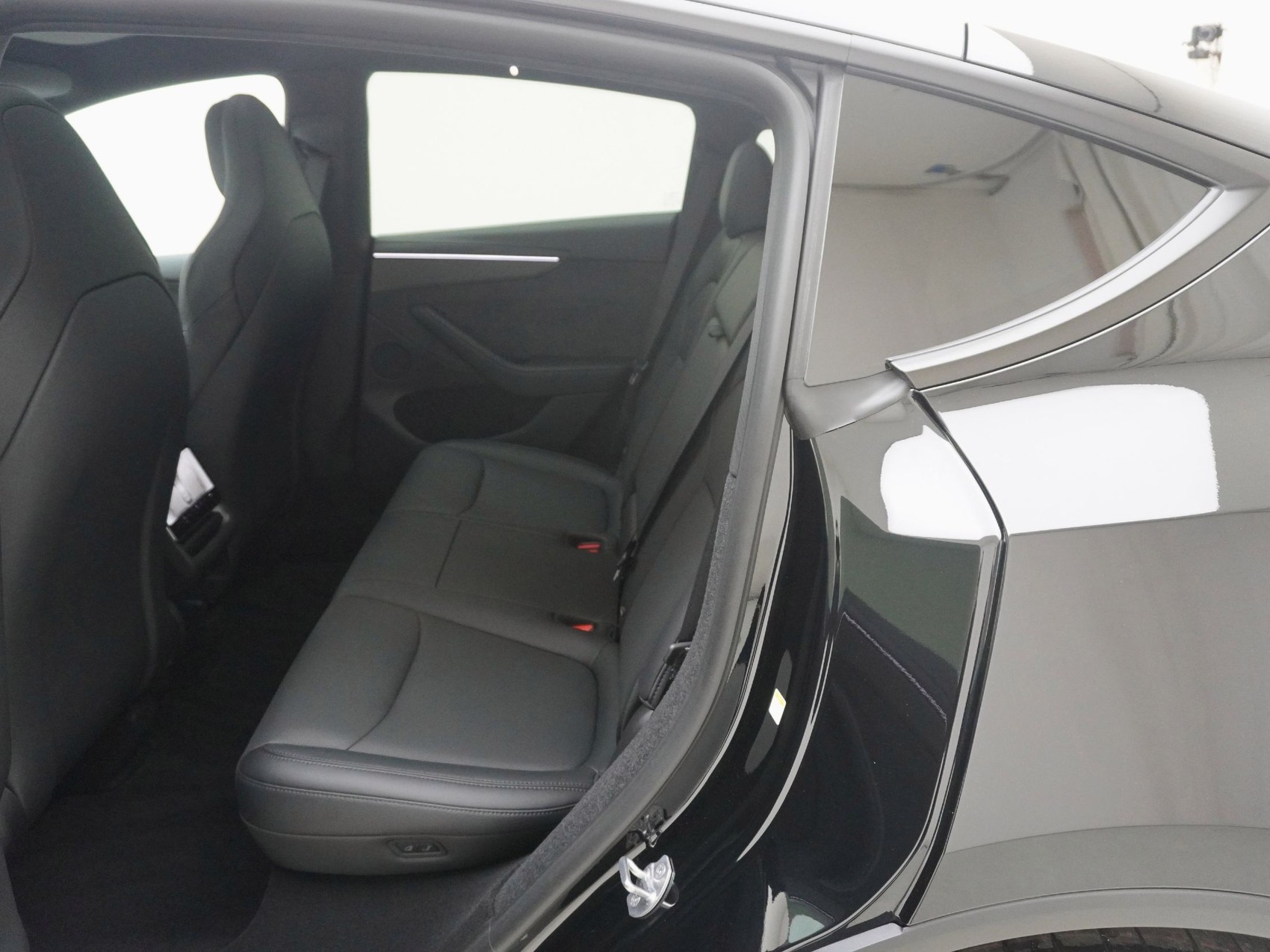 TESLA Model Y Performance AWD-image-16
