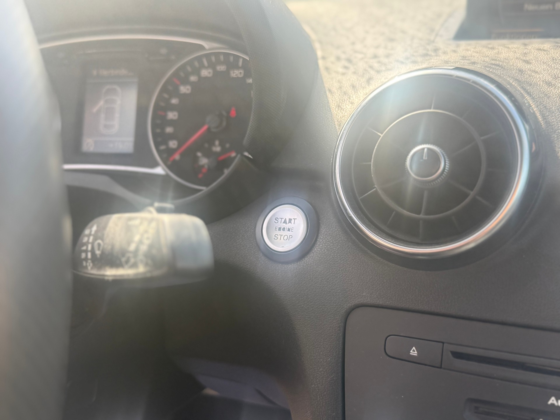 AUDI A1 1.4 TFSI Ambition S-tronic-image-13