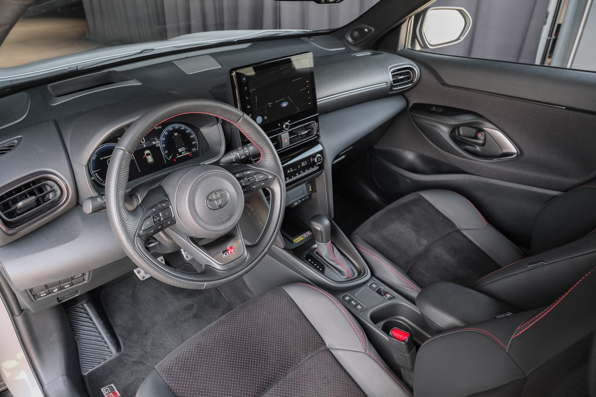 TOYOTA Yaris Cross 1.5 GR Sport e-CVT-image-12