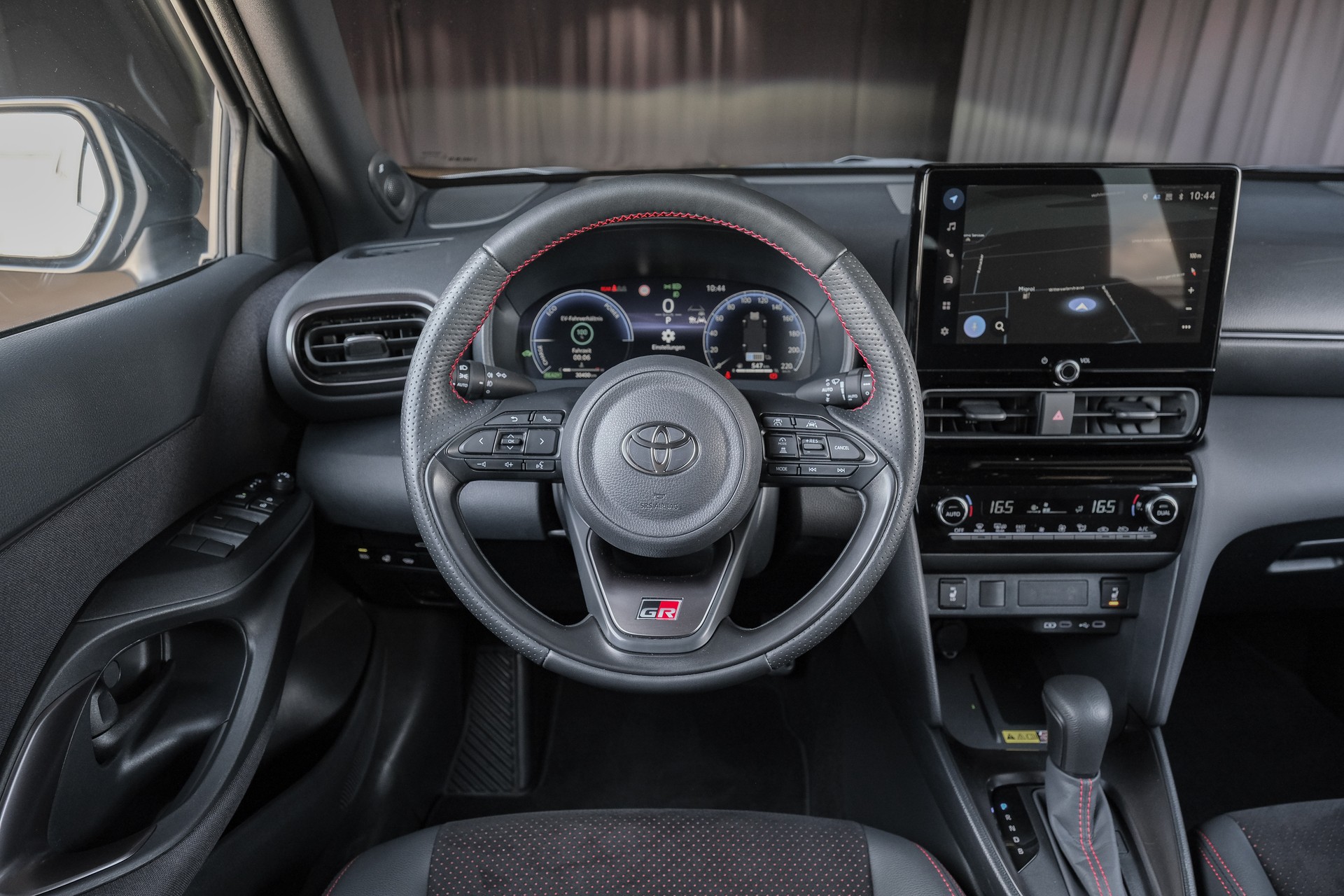 TOYOTA Yaris Cross 1.5 GR Sport e-CVT-image-15