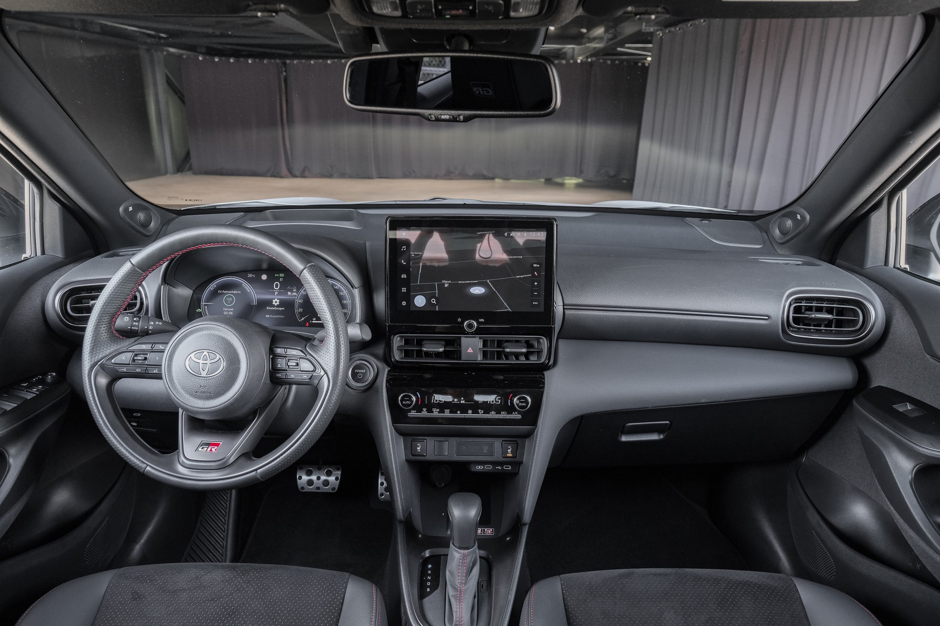 TOYOTA Yaris Cross 1.5 GR Sport e-CVT-image-14