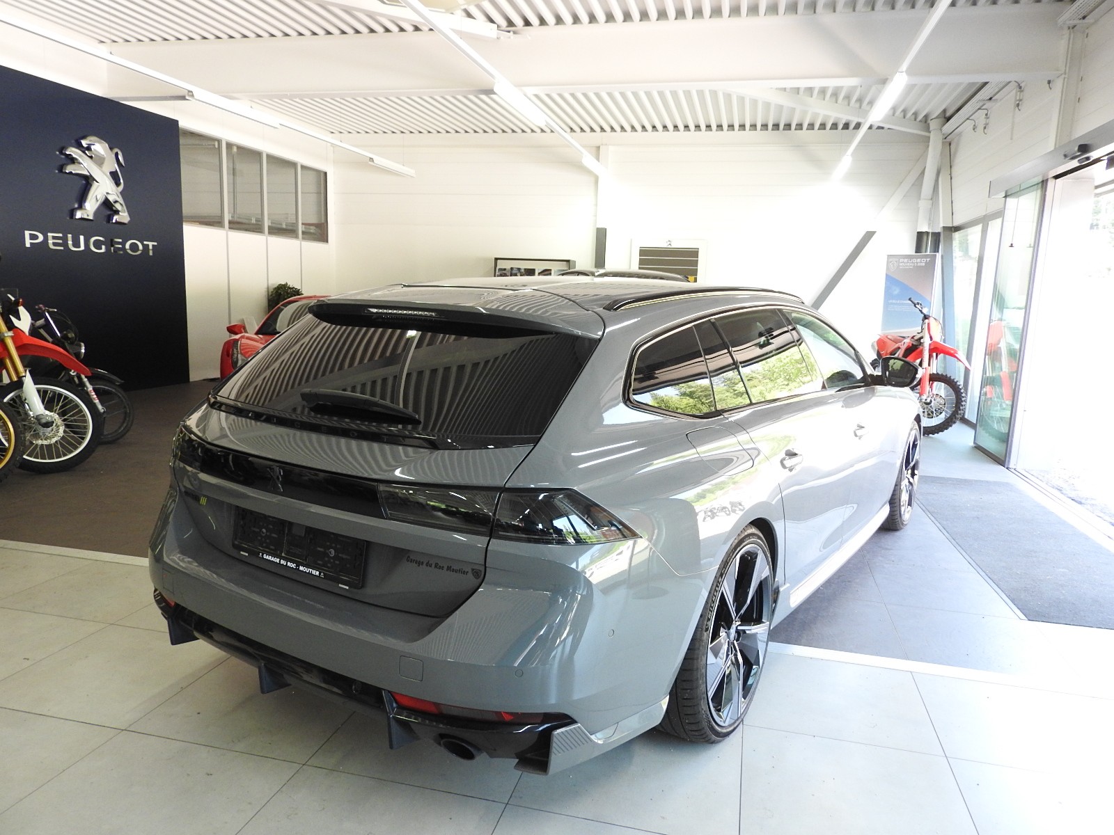 PEUGEOT 508 SW Hybrid4 360 e 4x4 Sport Engineered-image-2