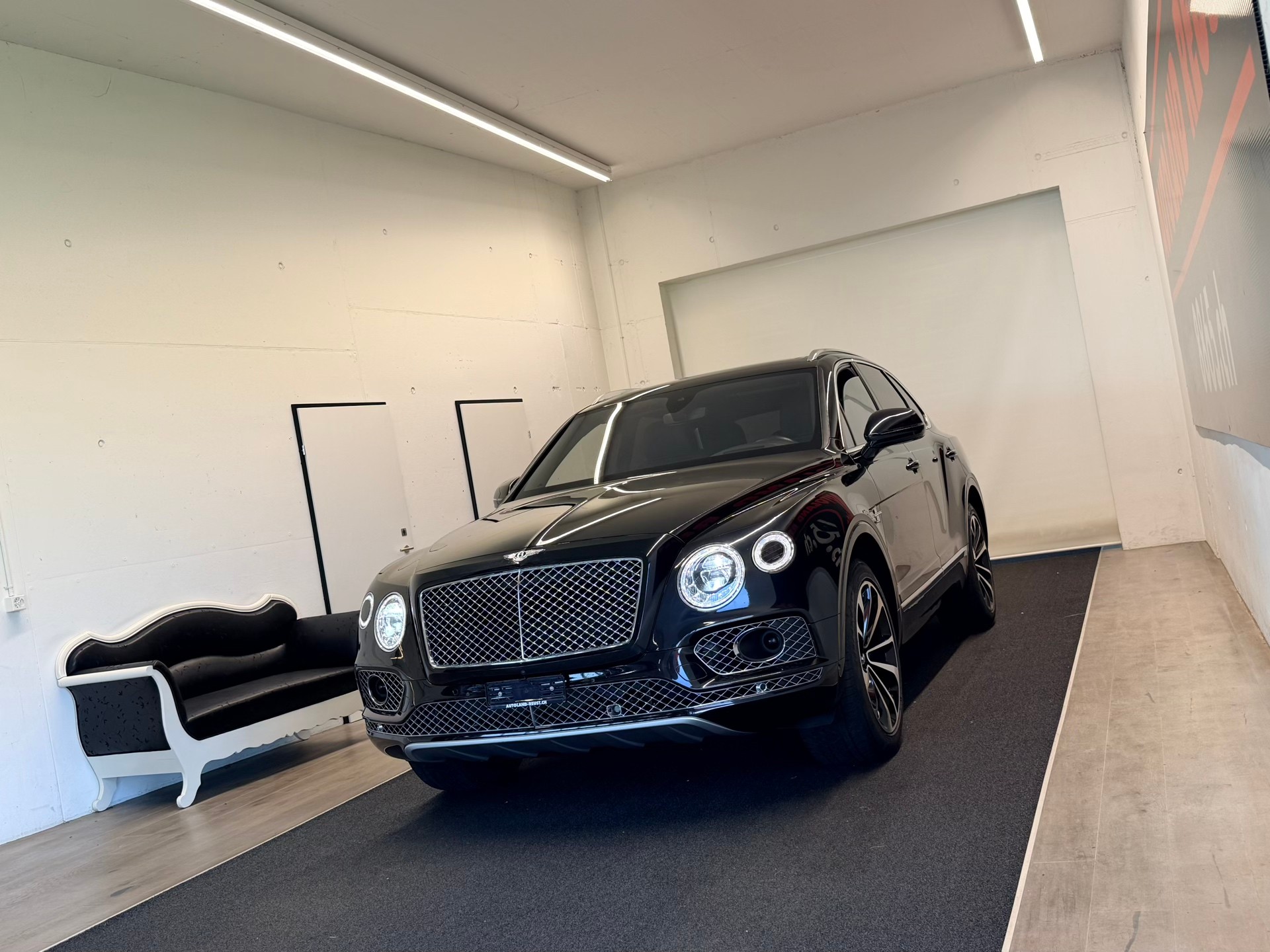 BENTLEY Bentayga W12-showroom-element-2