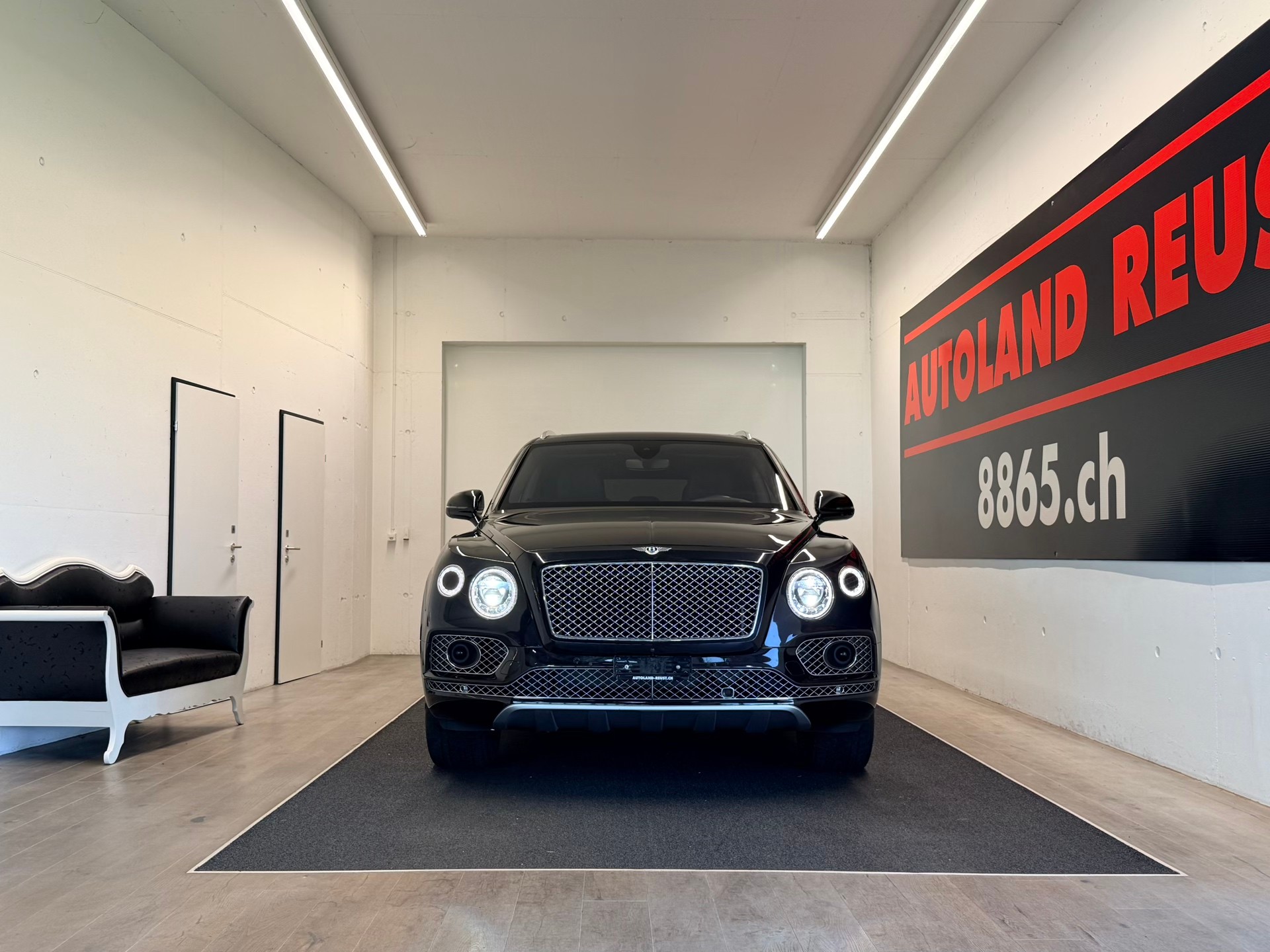 BENTLEY Bentayga W12-showroom-element-1