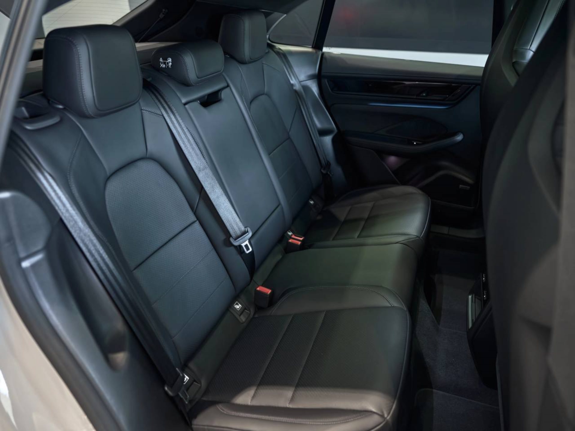 PORSCHE Macan 4S-image-19