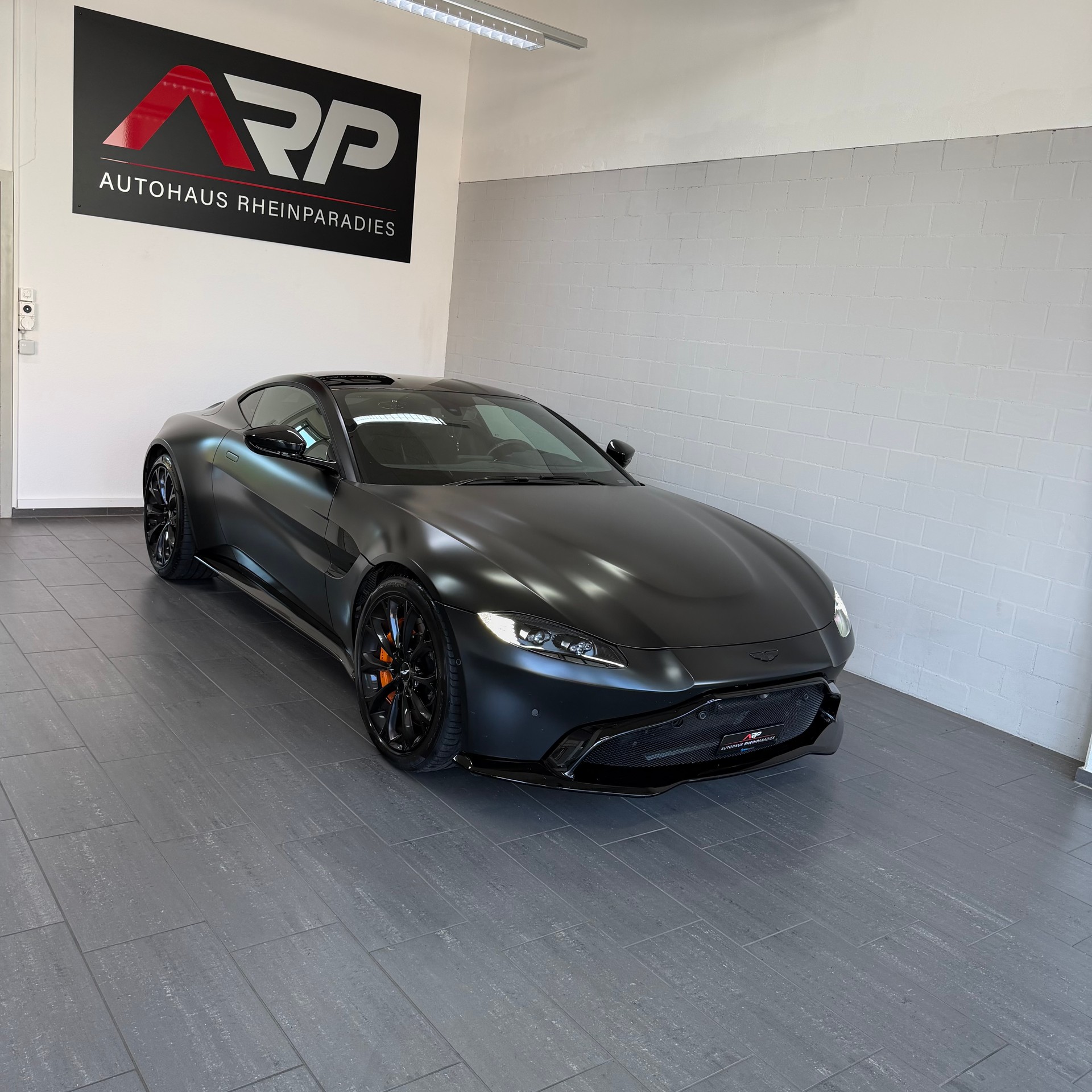 ASTON MARTIN V8 Vantage 4.0 Coupé * CH-Fzg. * NO OPF * Alcantara+ * 360• * Sitzheizung *-image-0