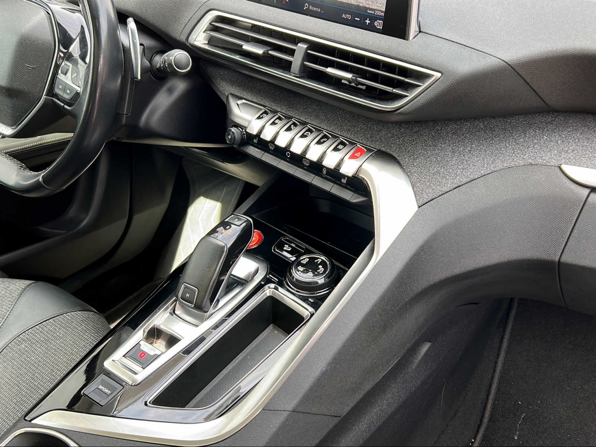 PEUGEOT 3008 1.2 PureTech Allure-image-10