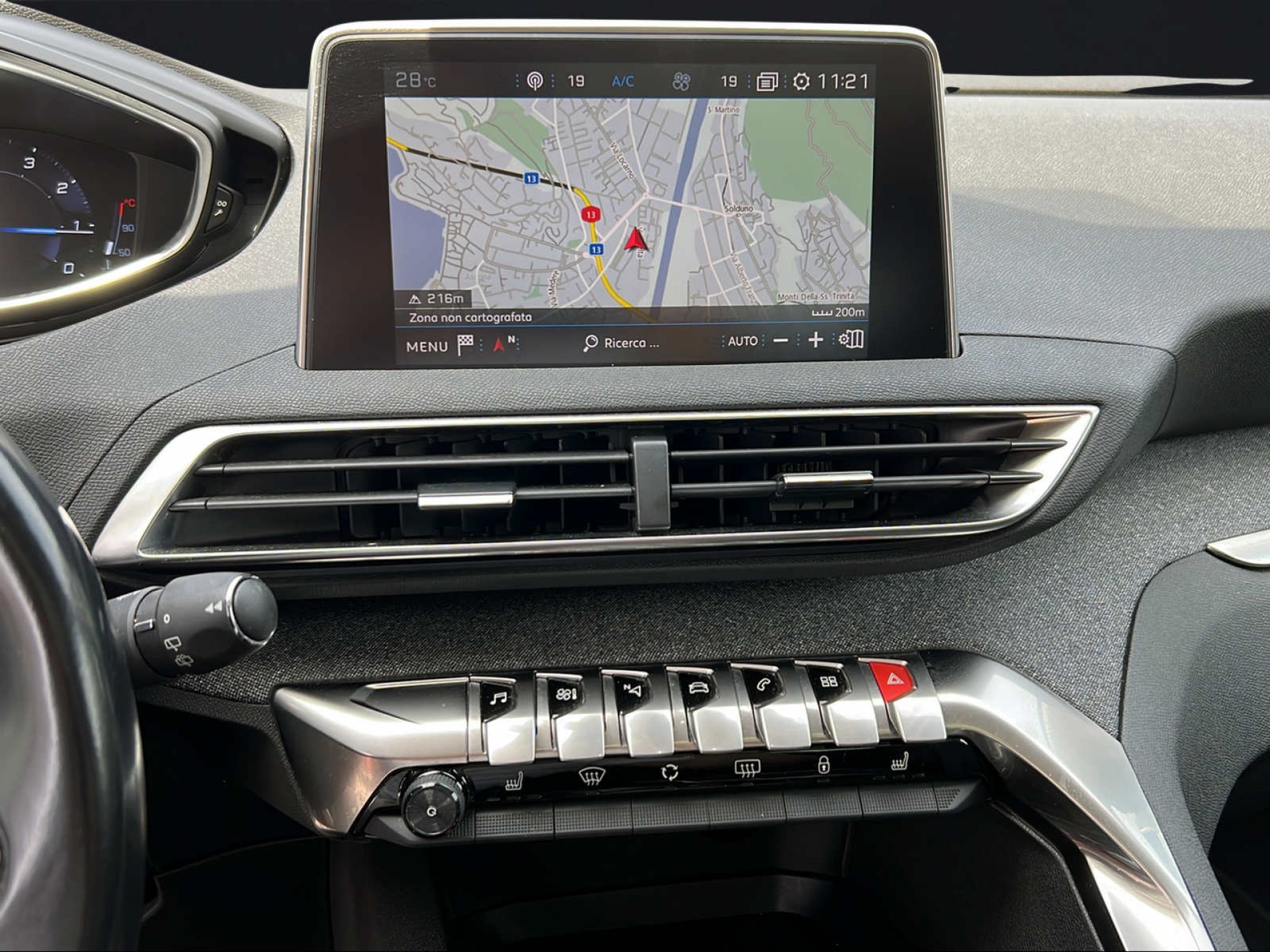 PEUGEOT 3008 1.2 PureTech Allure-image-11