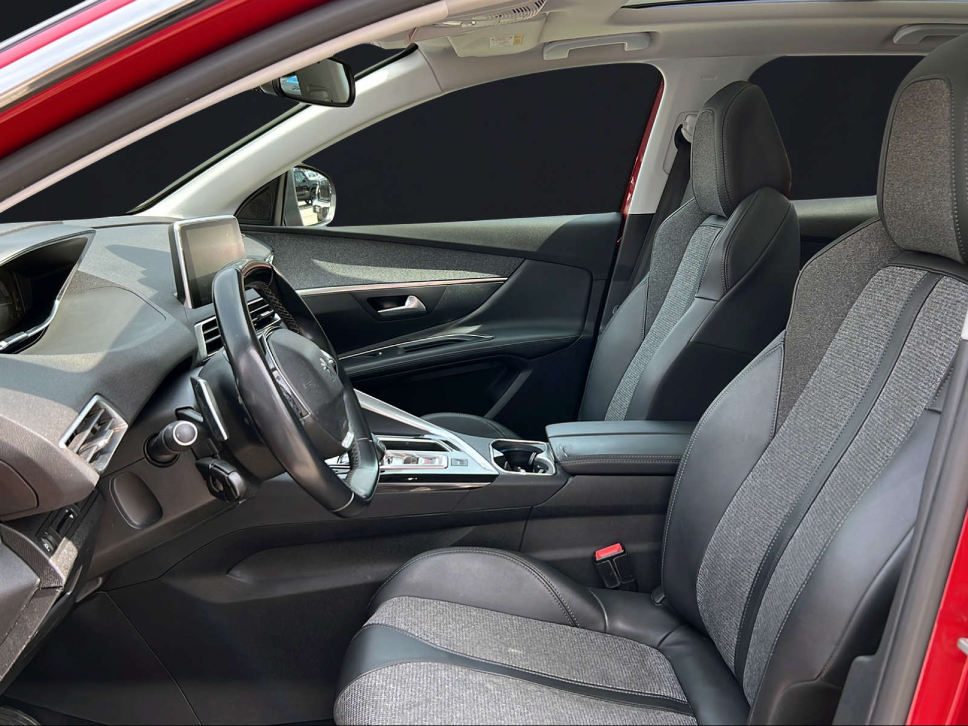 PEUGEOT 3008 1.2 PureTech Allure-image-6