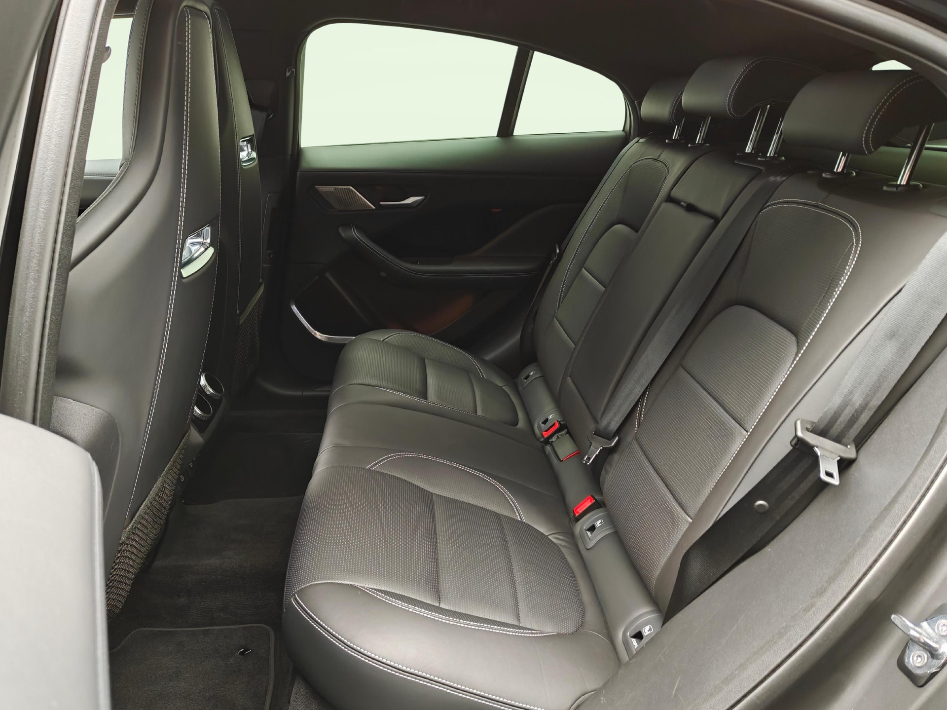 LAND ROVER Range Rover Velar 3.0 D I6 300 R-Dynamic HSE-image-10