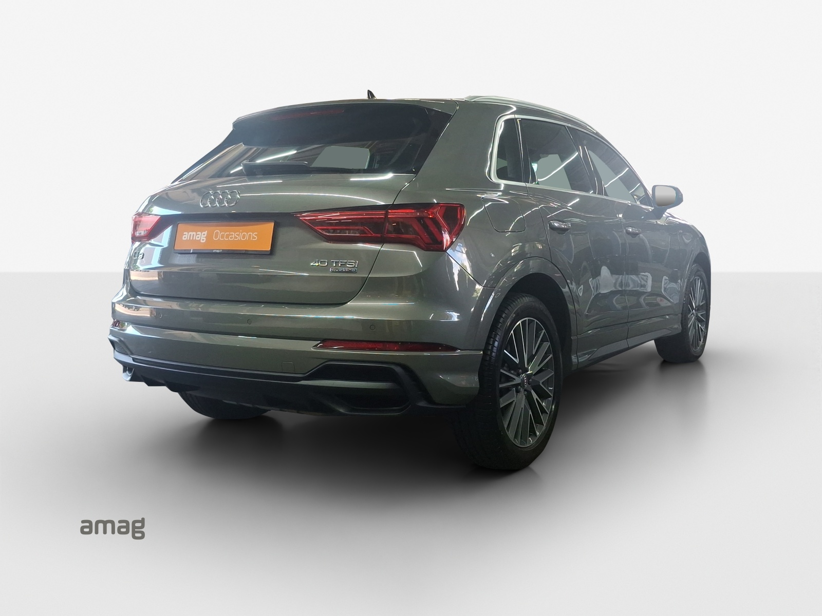 AUDI Q3 40 TFSI S line quattro S-tronic-image-4