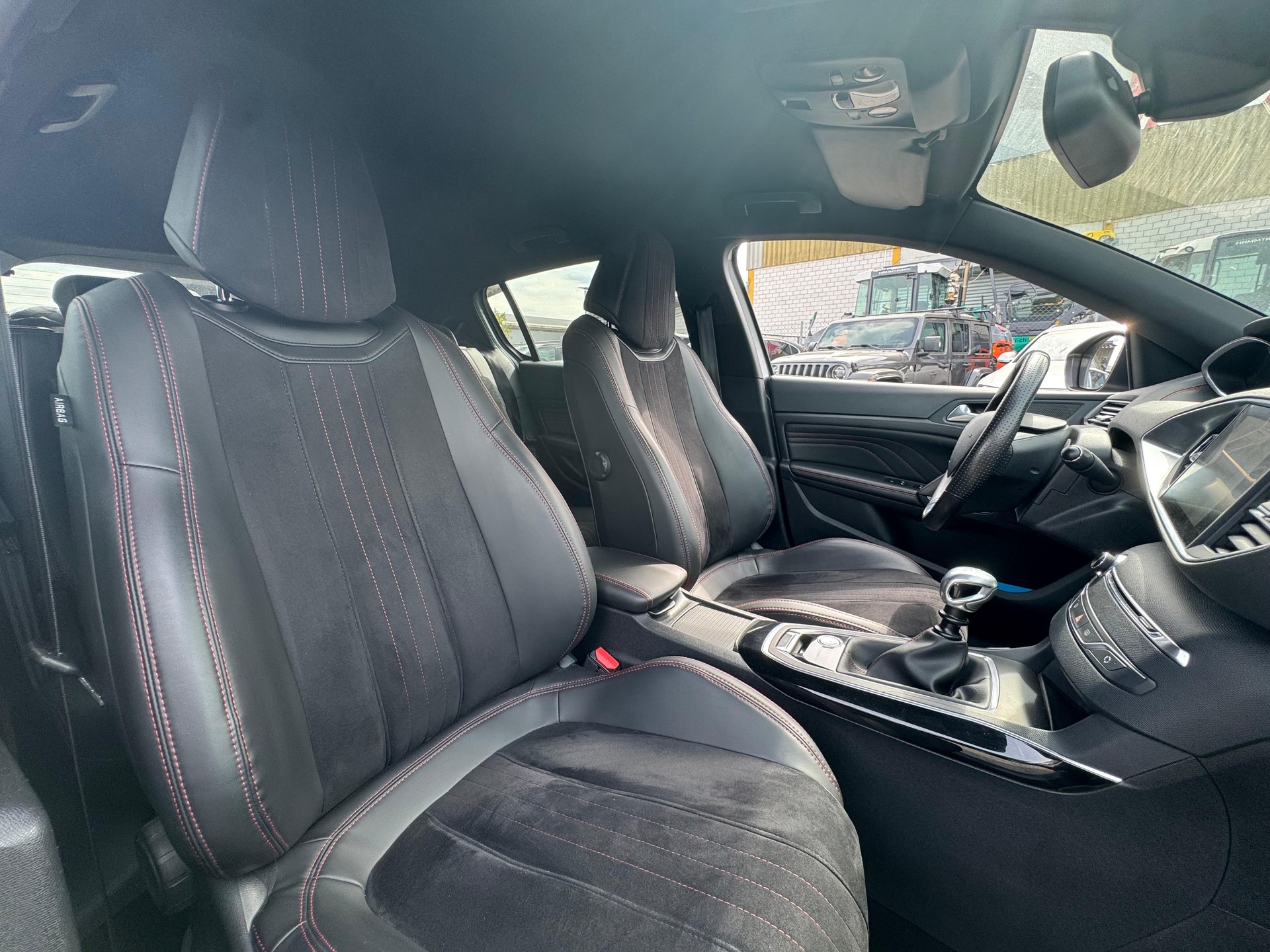 PEUGEOT 308 1.2 THP GT Line-image-9