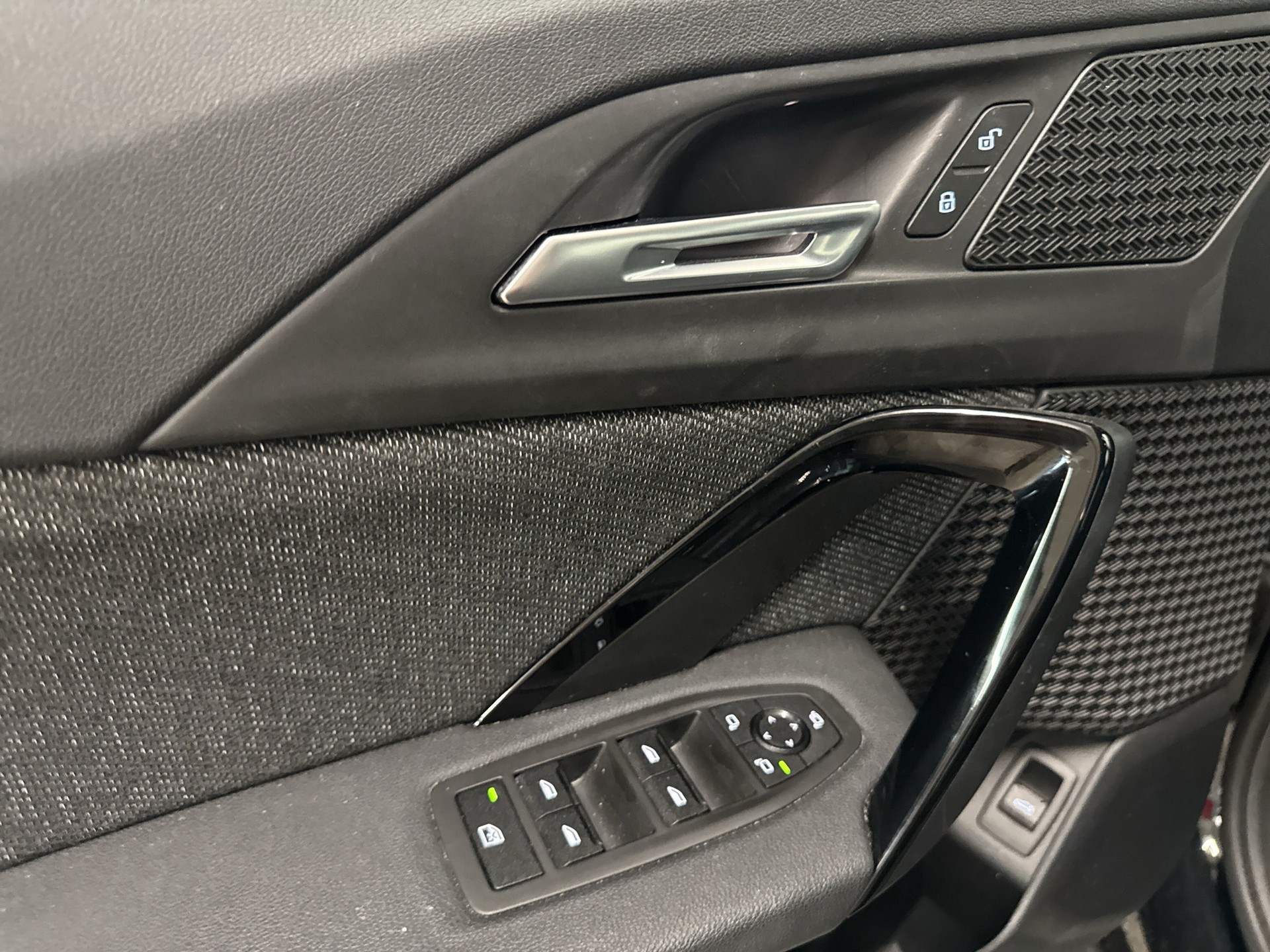 BMW X1 sDrive 18i-image-16