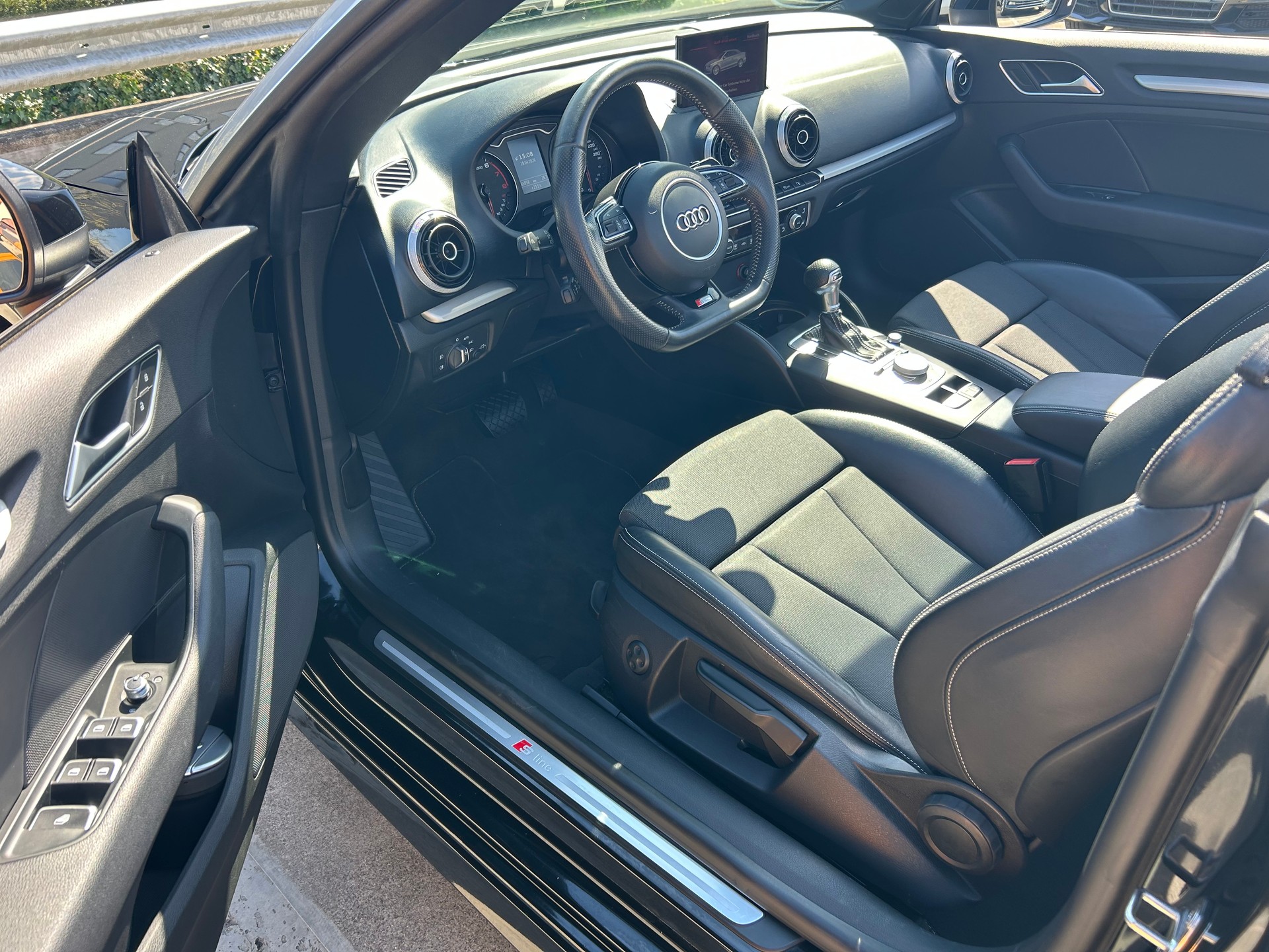 AUDI A3 Cabriolet 1.4 TFSI Ambition-image-14