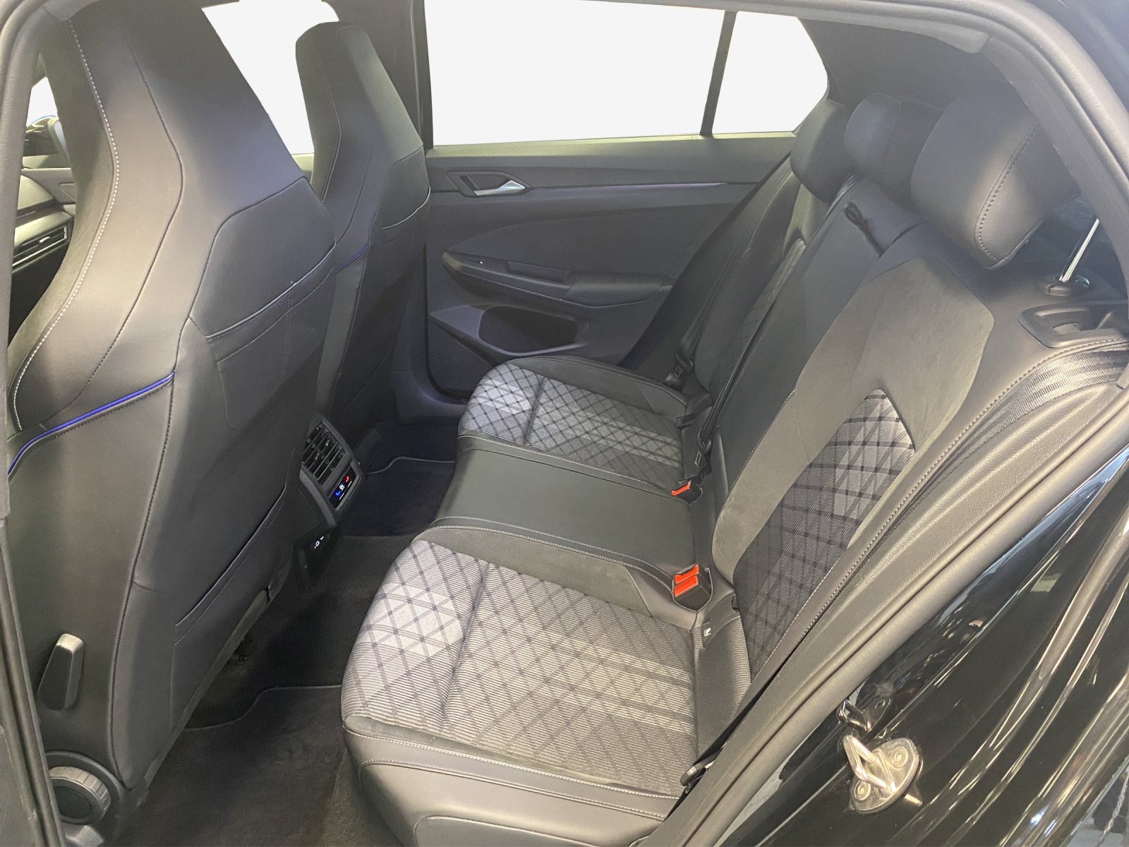VW Golf 1.5 e TSI mHEV R-Line DSG-image-11