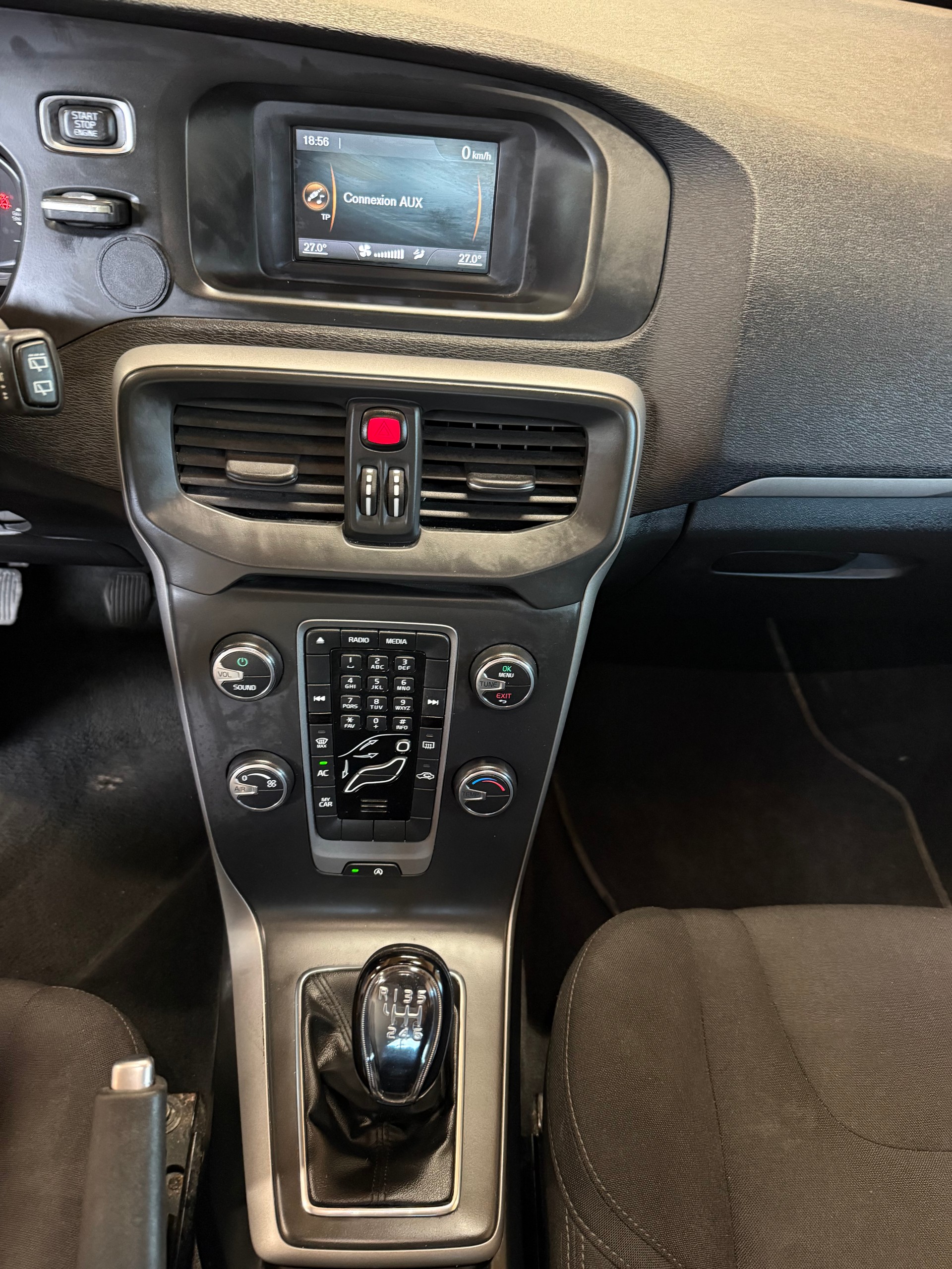 VOLVO V40 D2-image-8