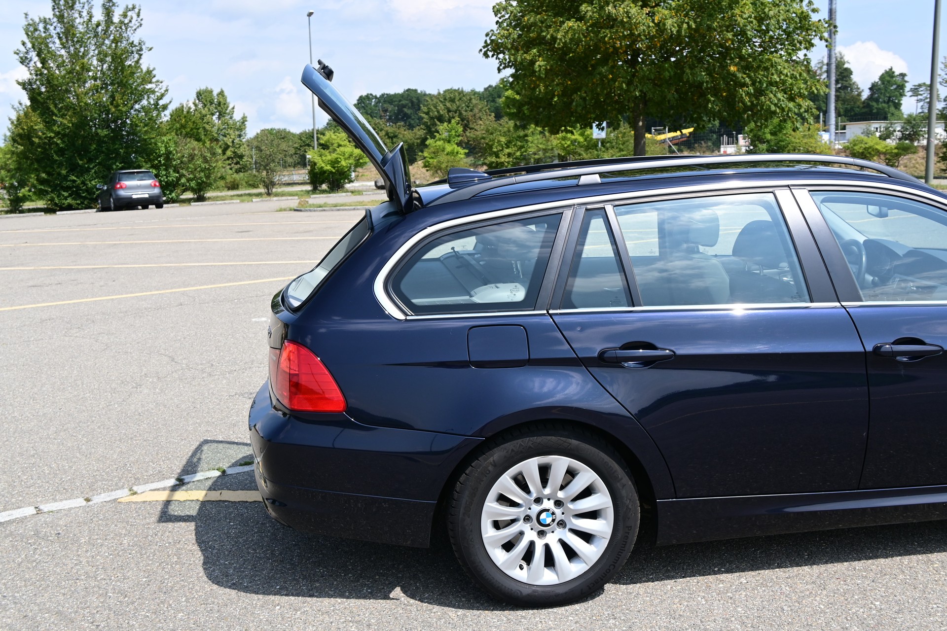 BMW 325i-image-1