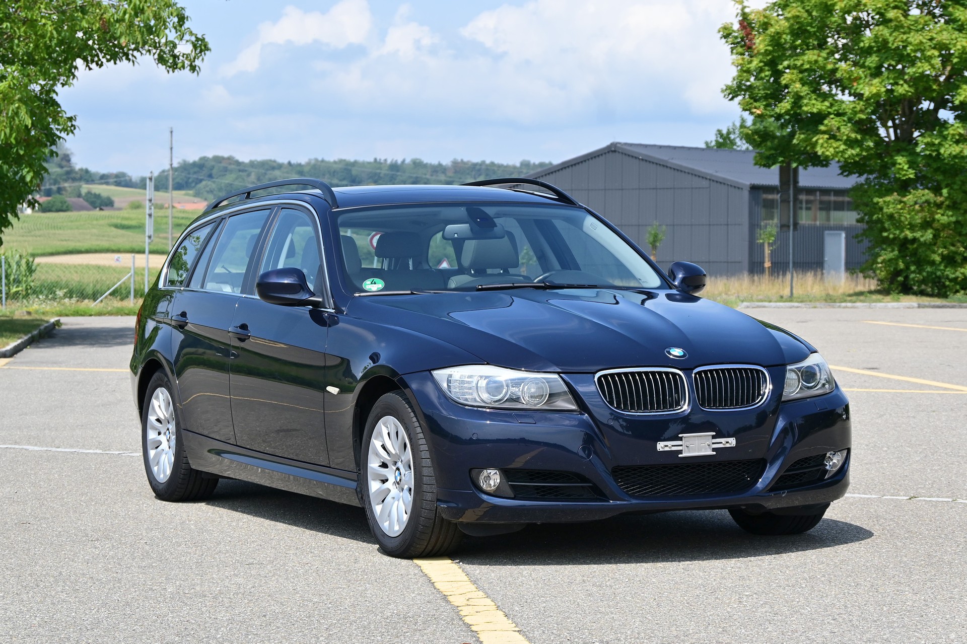 BMW 325i-image-4