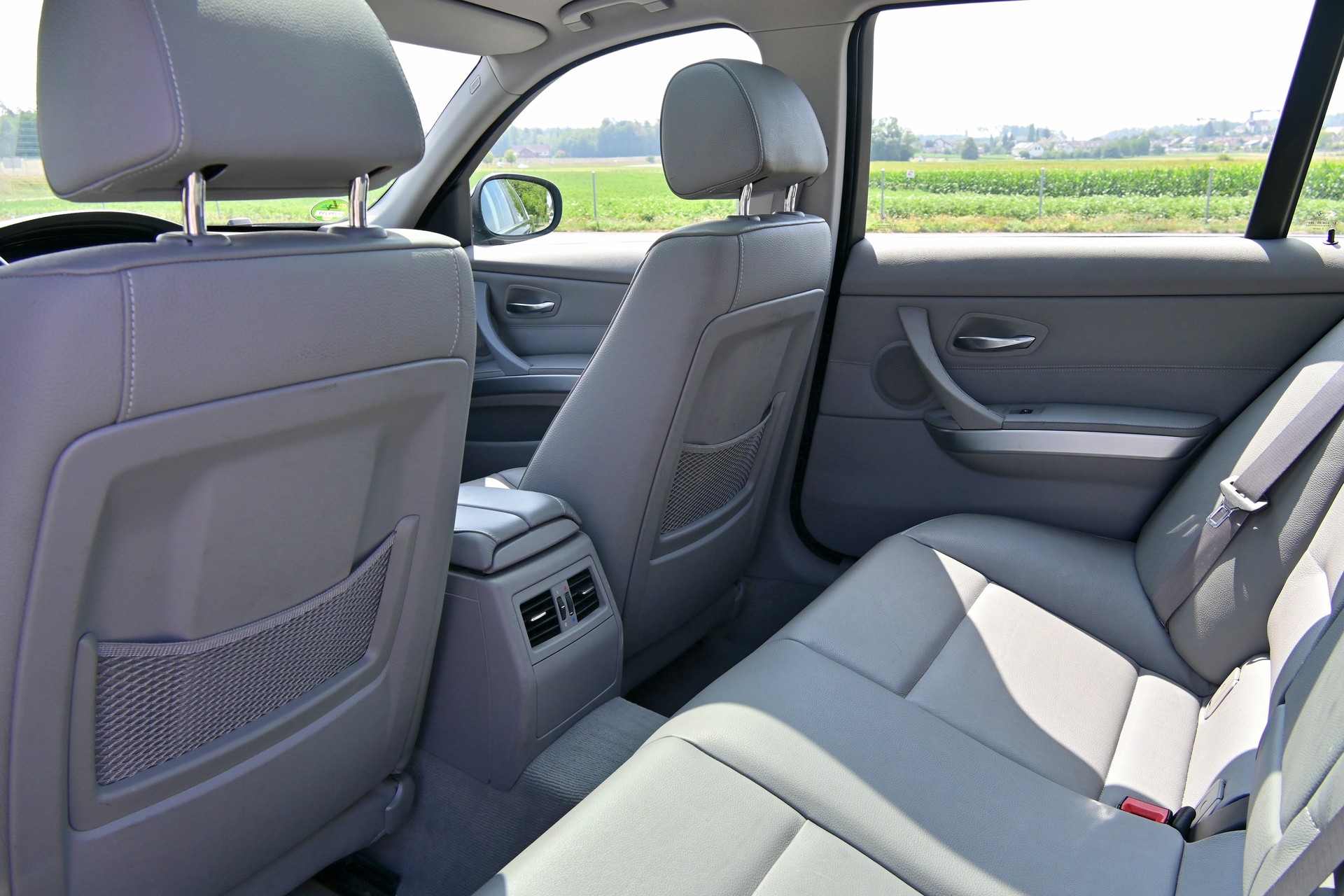 BMW 325i-image-9