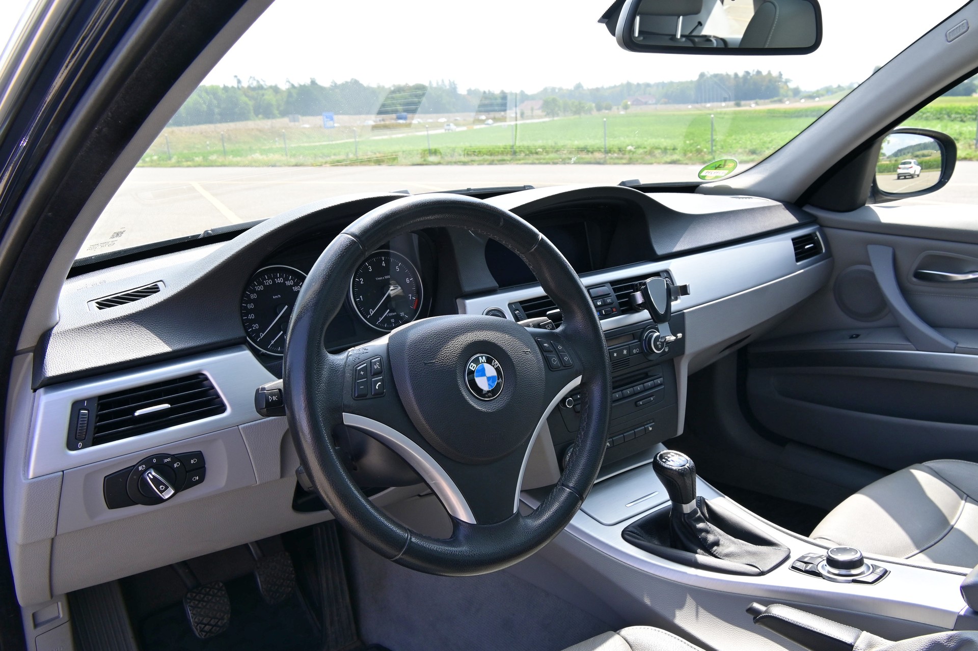 BMW 325i-image-8