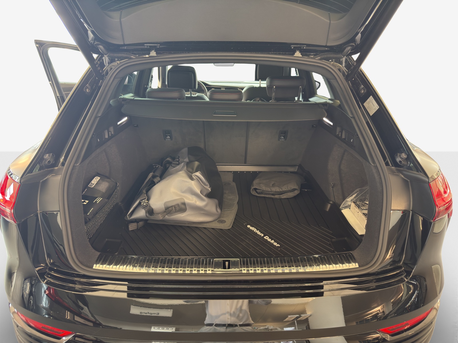 AUDI Q8 55 e-tron edition Dakar quattro-image-11