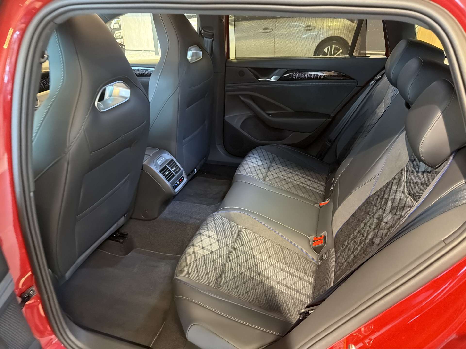 VW Passat Variant 1.5 TSi PHEV R-Line 272PS DSG-Automat-image-6