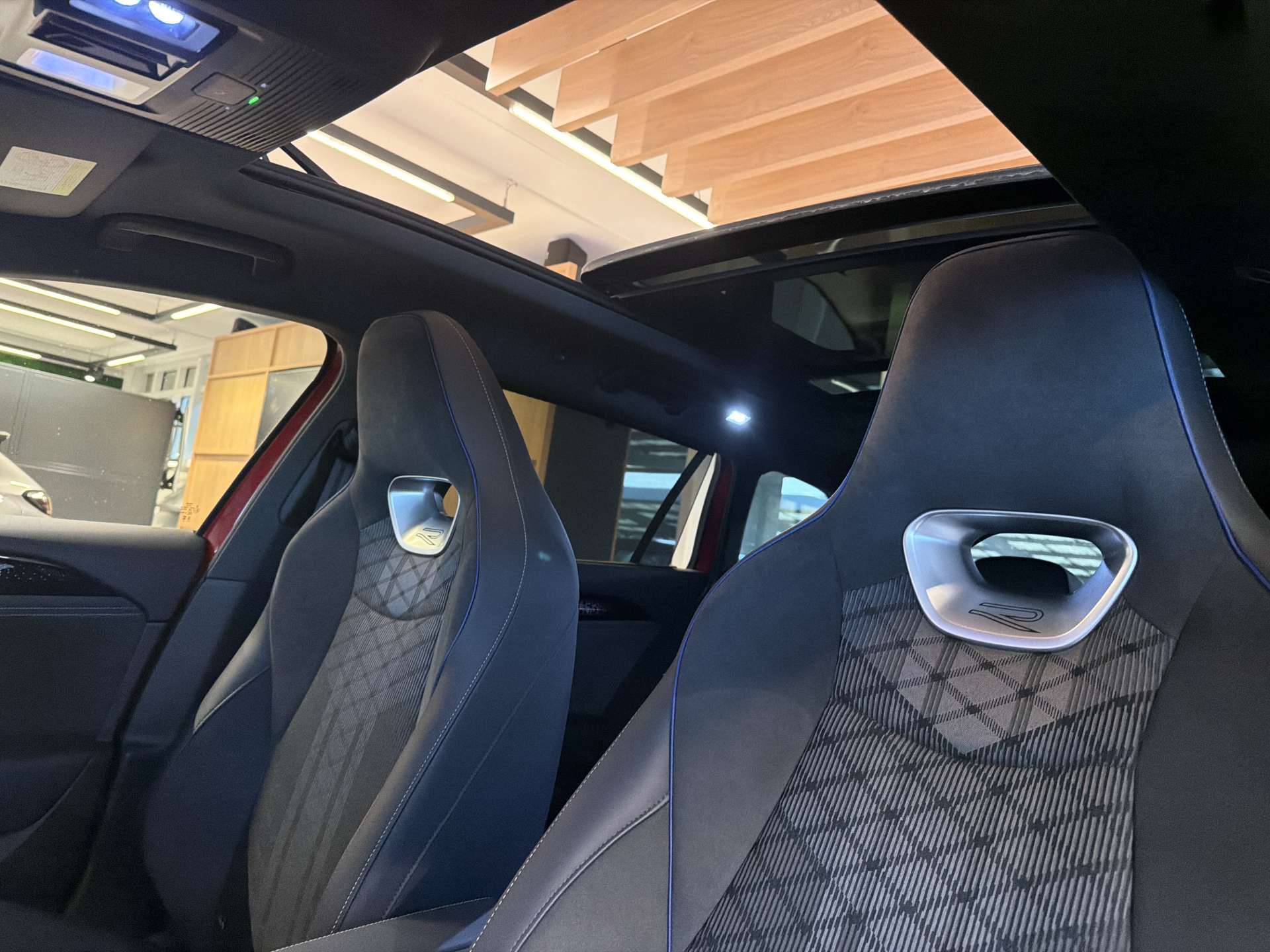 VW Passat Variant 1.5 TSi PHEV R-Line 272PS DSG-Automat-image-14
