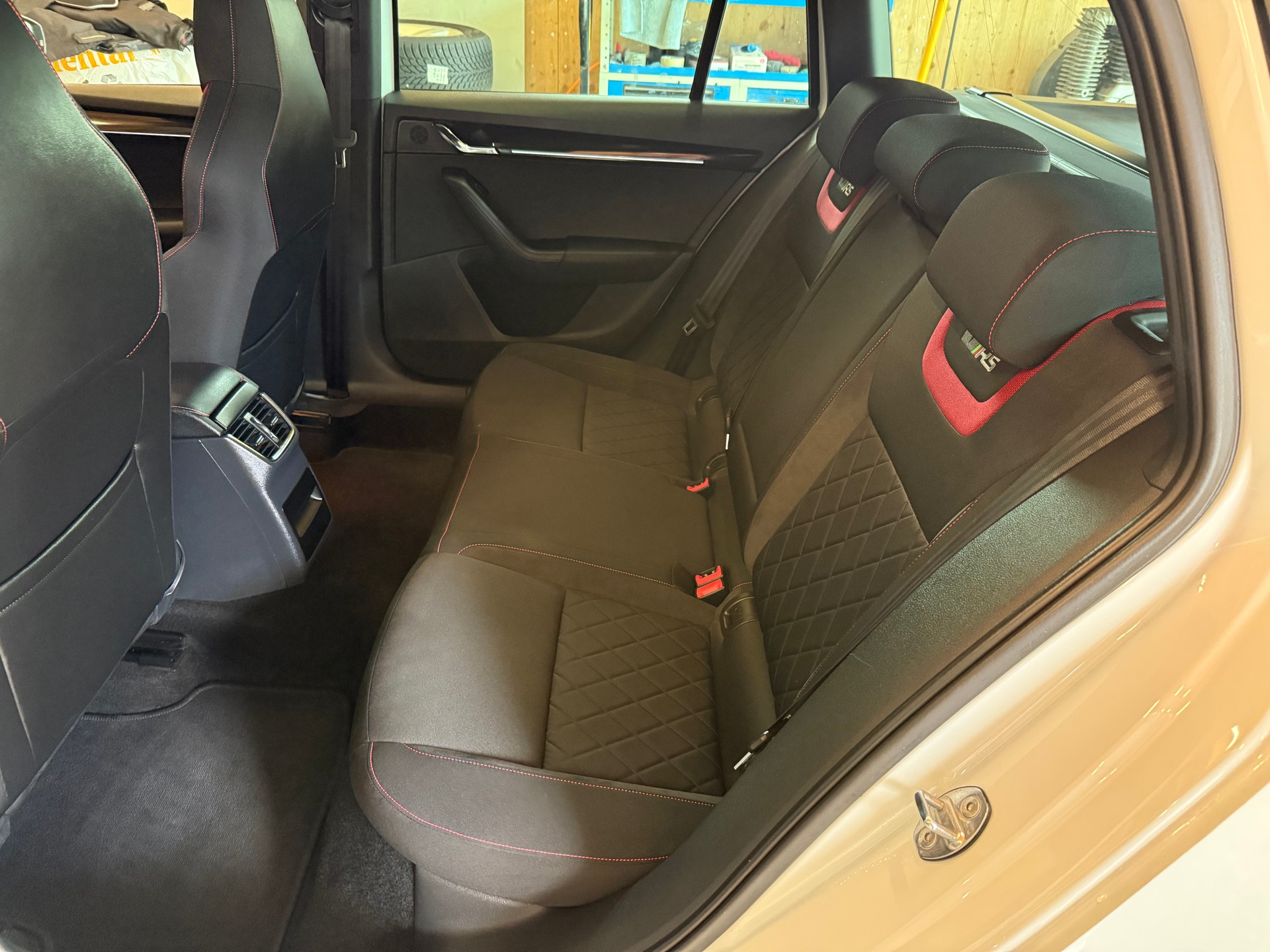 SKODA Octavia Combi 2.0 TDI RS 4x4 DSG-image-7