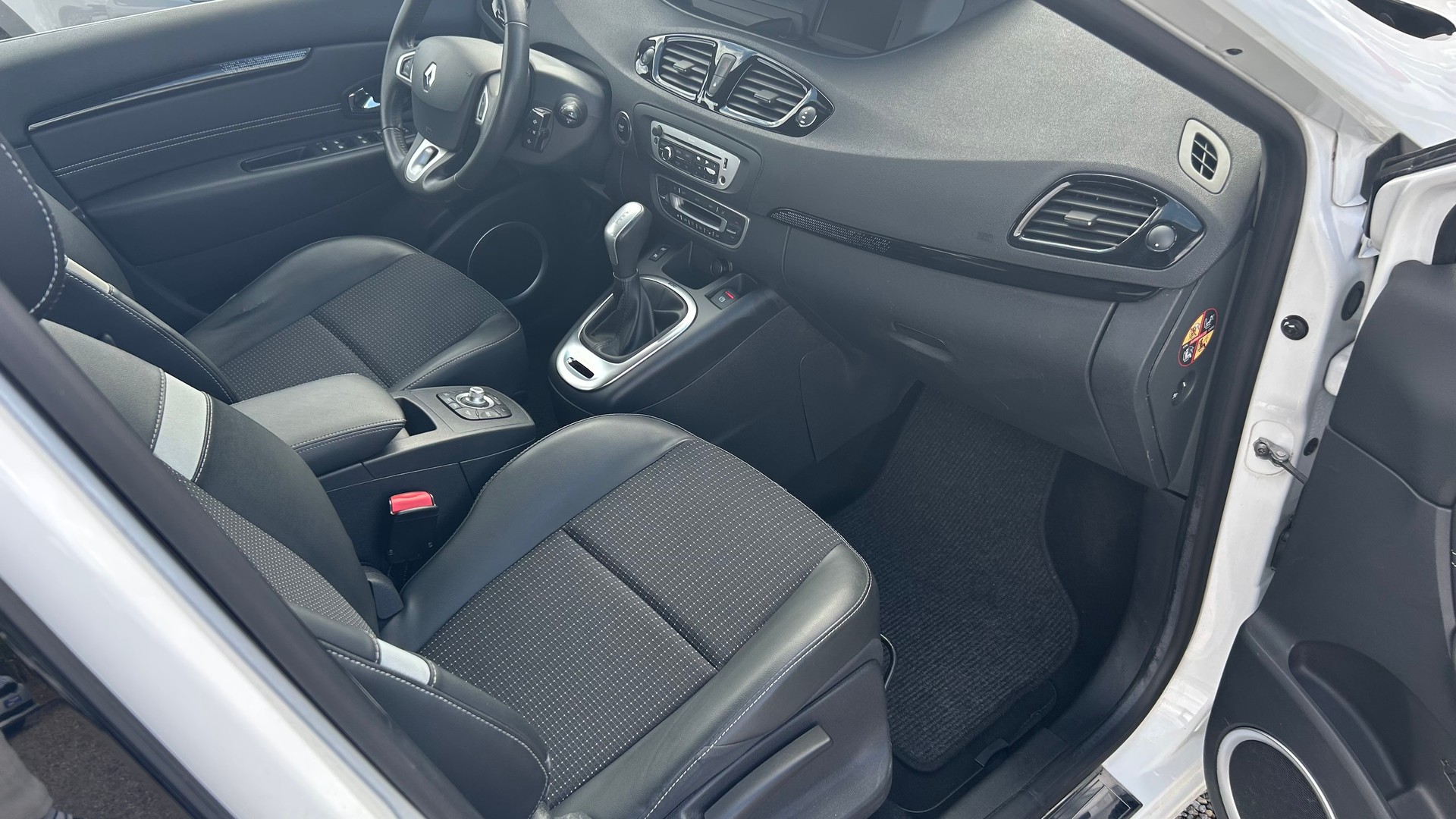 RENAULT Grand Scénic 1.5 dCi Dynamique EDC-image-11