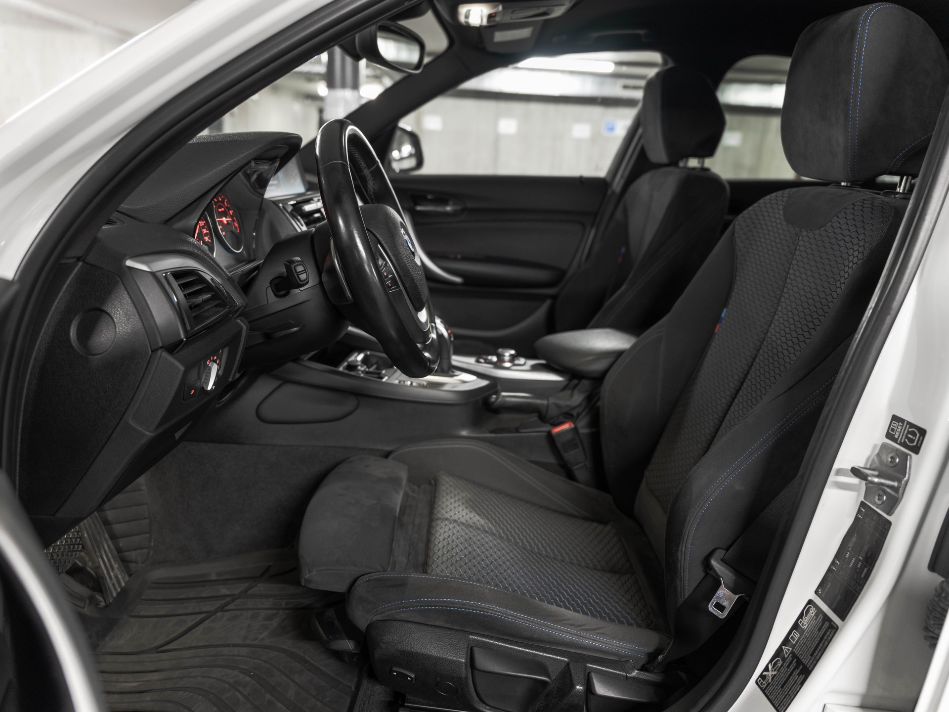 BMW M135i xDrive Steptronic-image-24