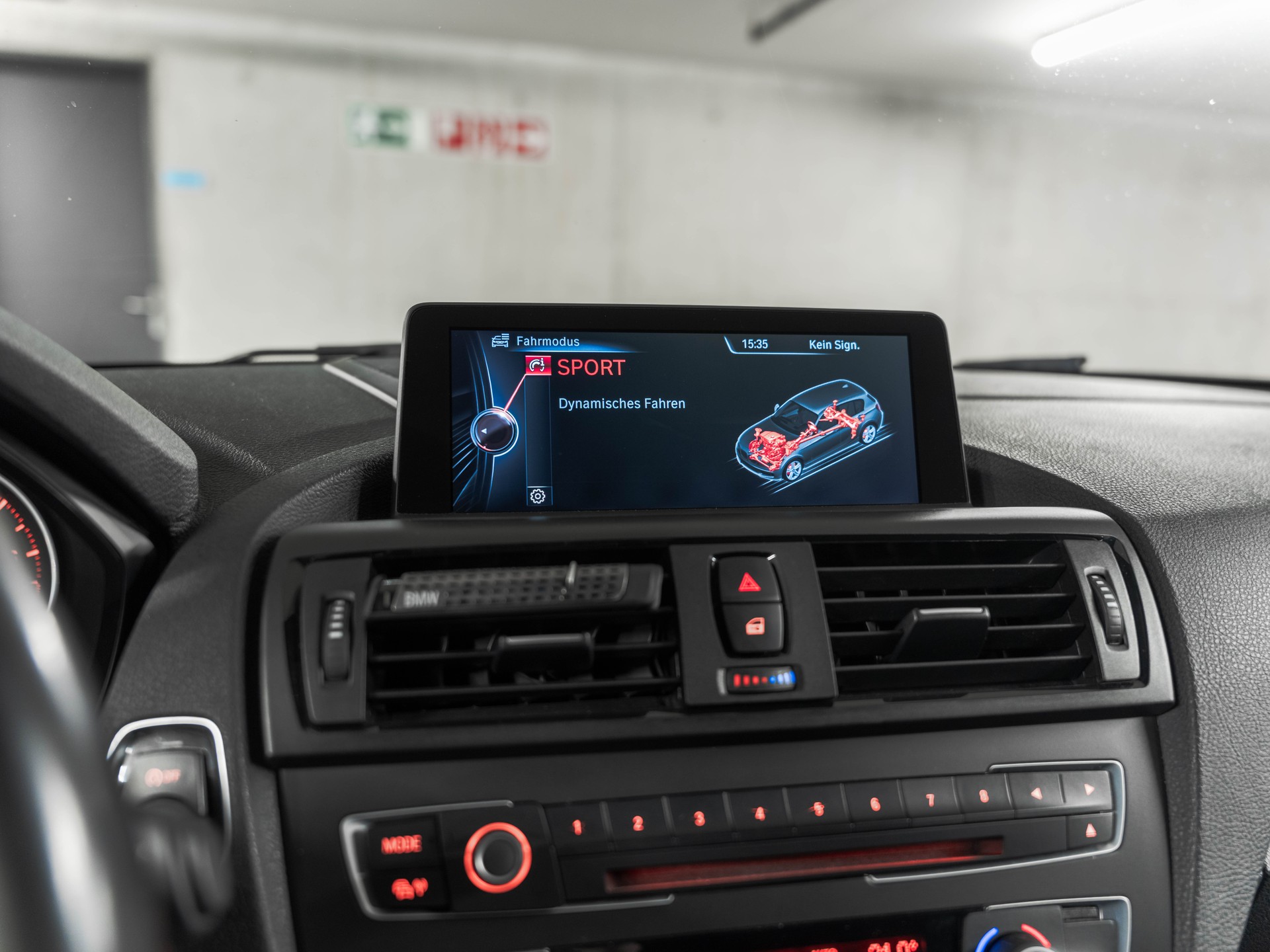 BMW M135i xDrive Steptronic-image-18