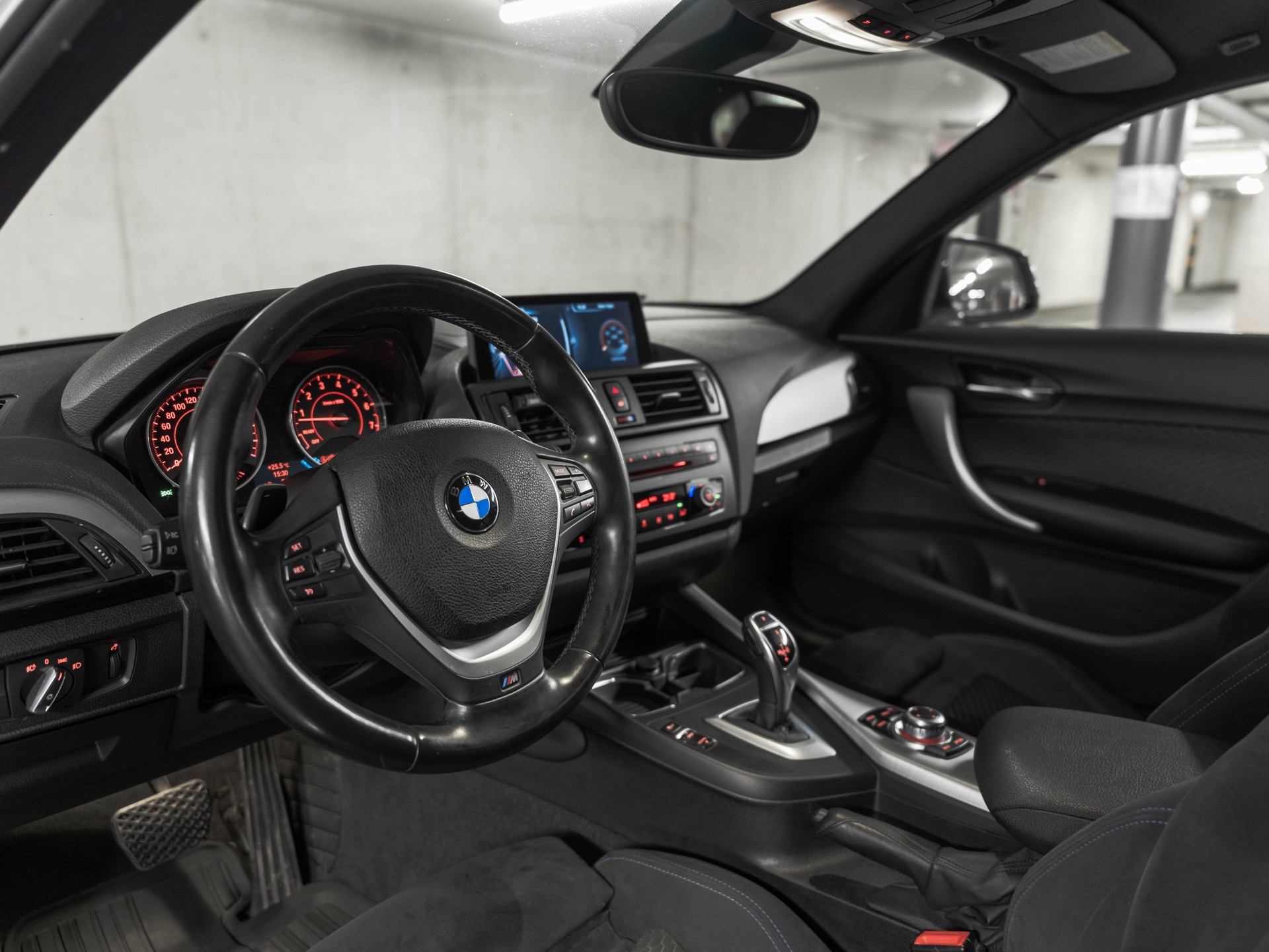 BMW M135i xDrive Steptronic-image-22