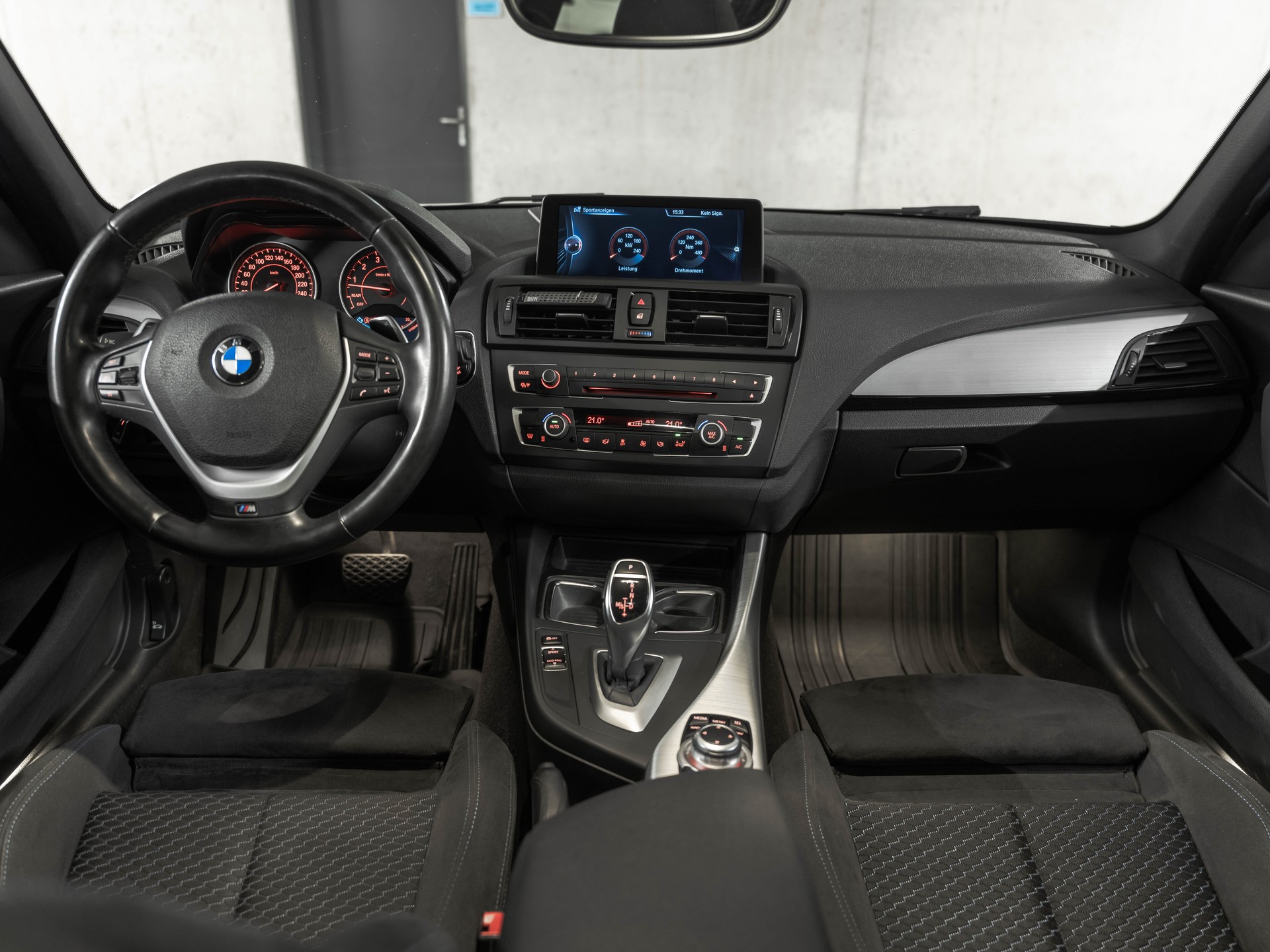 BMW M135i xDrive Steptronic-image-13