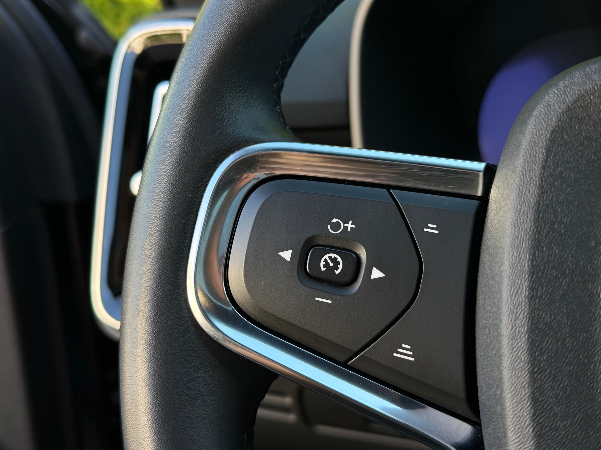 VOLVO XC40 B4 Benzin Mild Hybrid AWD Ultim. Dark / 1. Hand-image-23