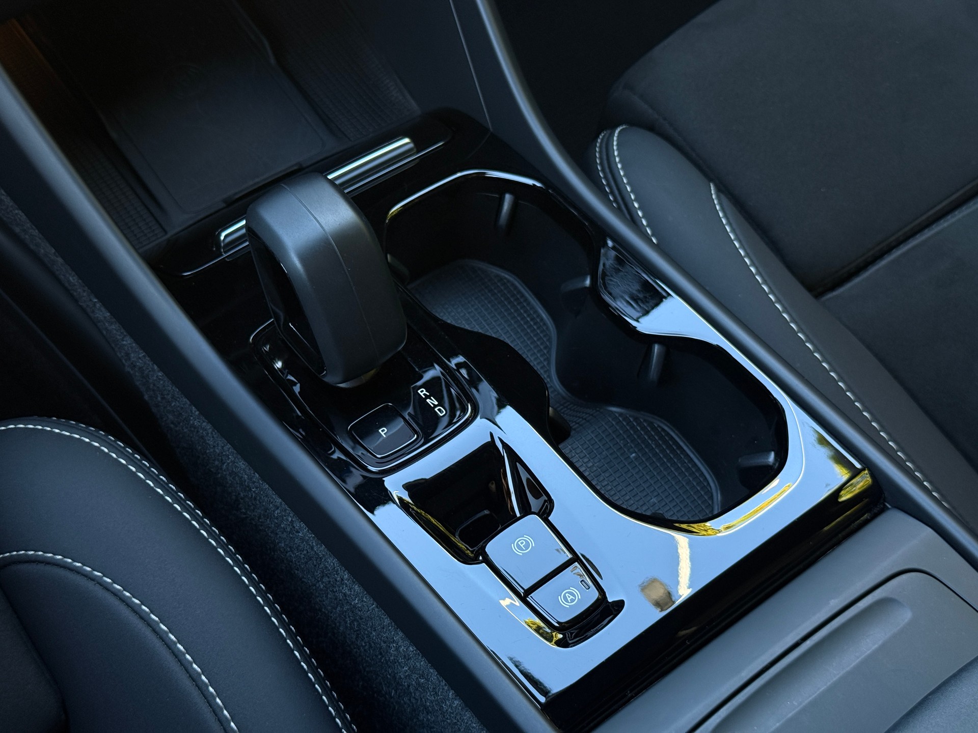 VOLVO XC40 B4 Benzin Mild Hybrid AWD Ultim. Dark / 1. Hand-image-22