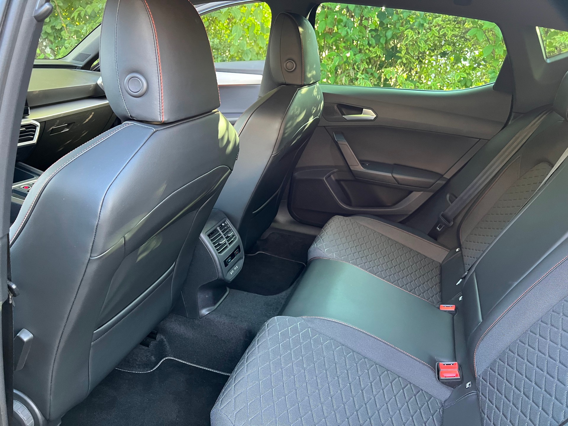 SEAT 1.5 eTSI 150 Hola FR DSG-image-2