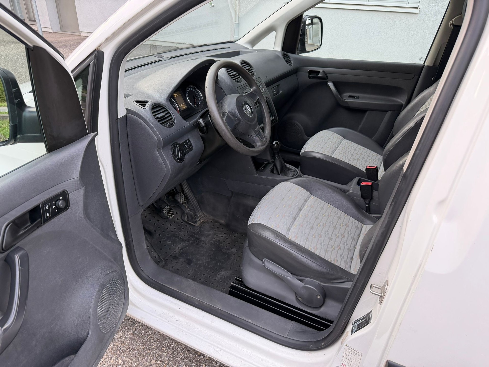 VW CADDY MAXI 1.6 TDI-image-4