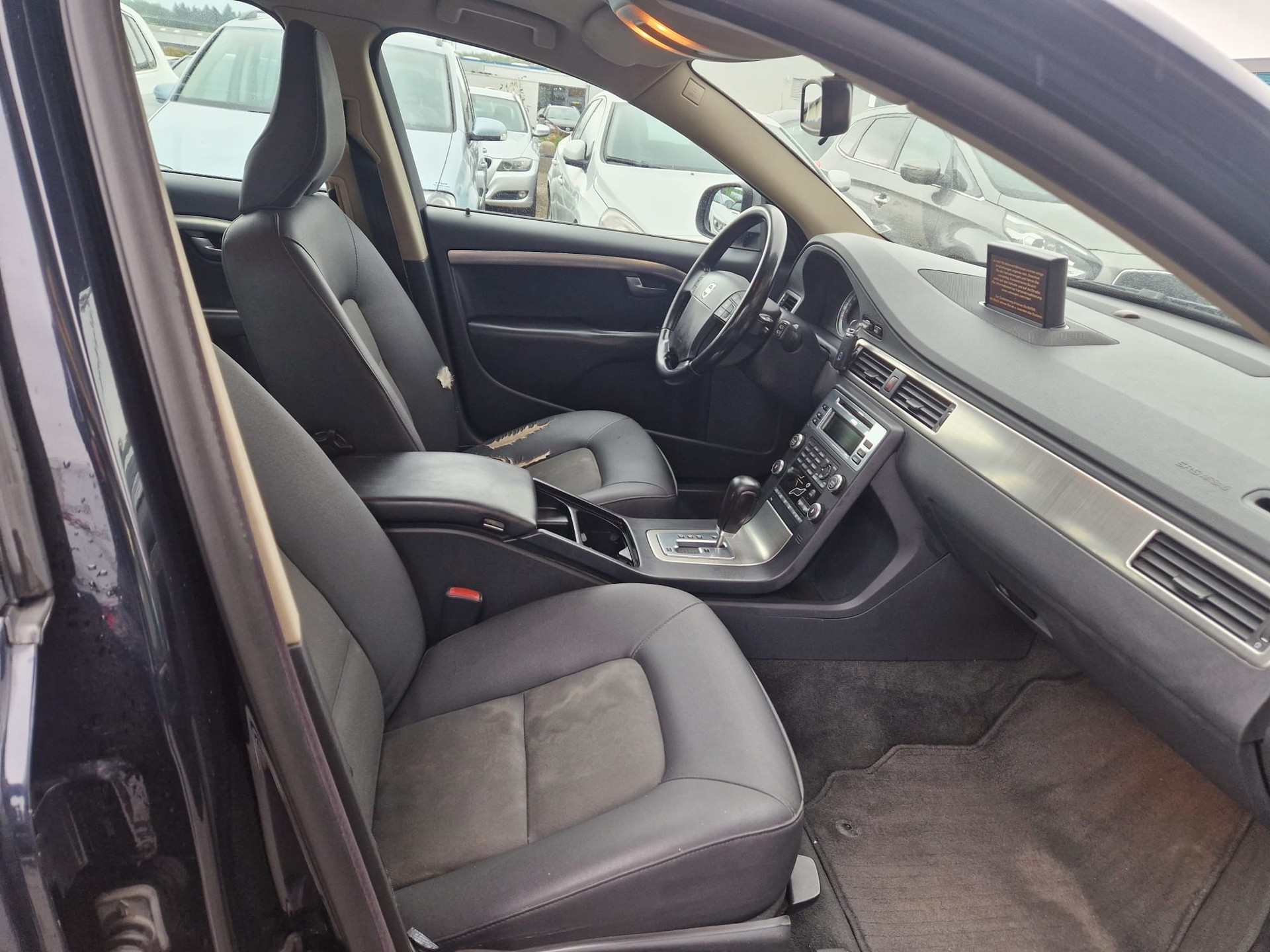 VOLVO V70 D5 AWD Momentum Geartronic-image-8